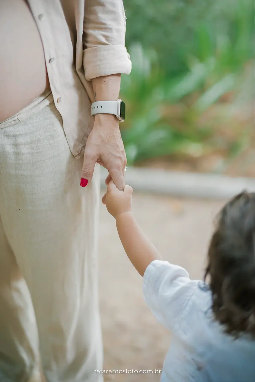 Fotografia de gestante em Pinheiros SP — mãe grávida abraçando o filho pequeno em momento de carinho, por Rafa Ramos Fotografia.