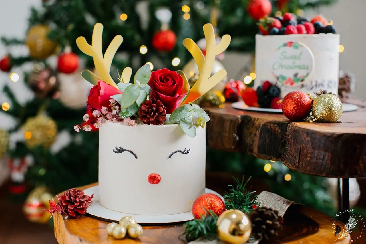 Ensaio de família natalino em casa em São Paulo com mesa decorada e clima acolhedor