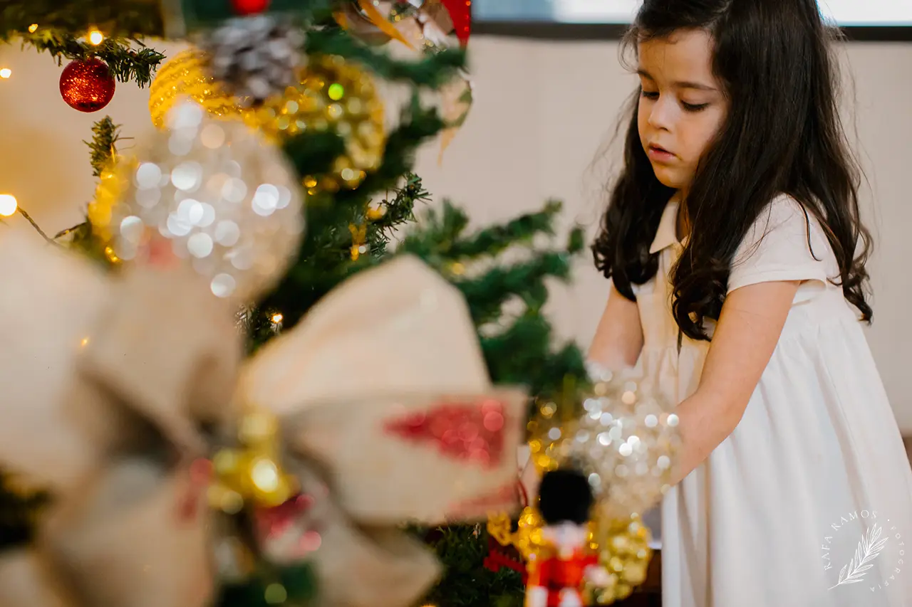 Ensaio de Natal em família com detalhes afetivos e decoração natalina