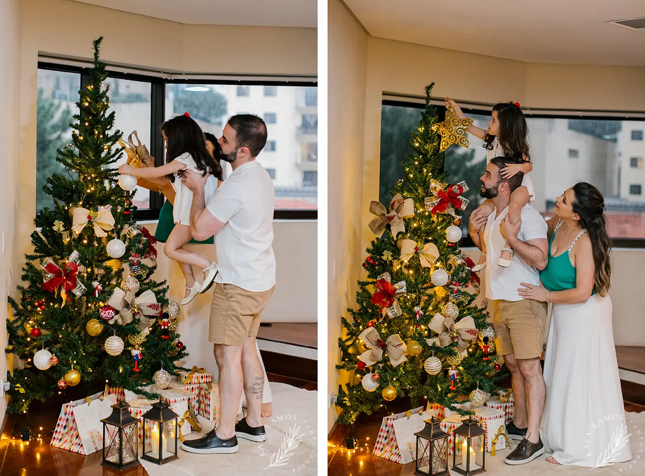Família reunida durante ensaio natalino em casa com clima aconchegante