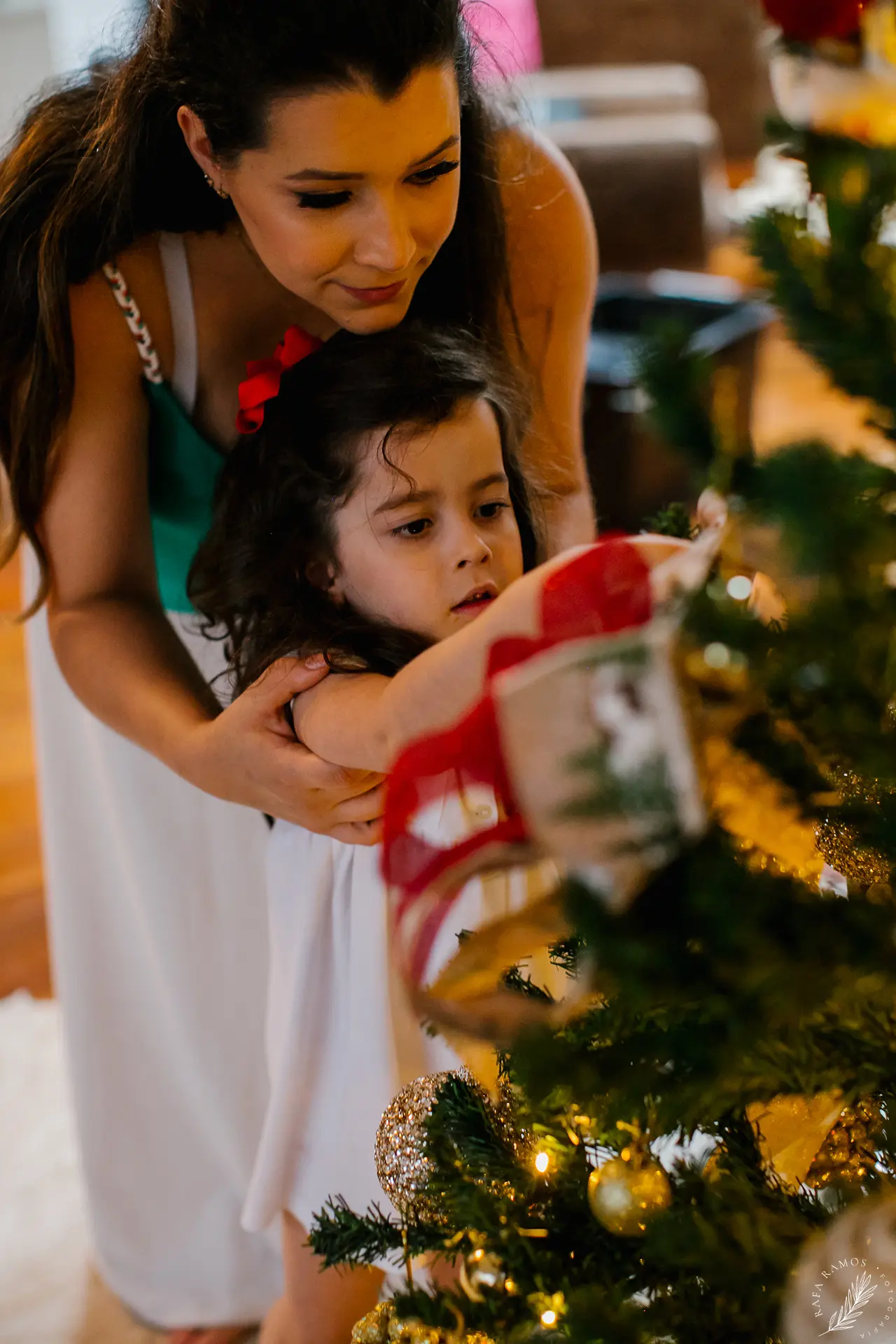 Momento espontâneo de ensaio de família natalino realizado em casa em São Paulo