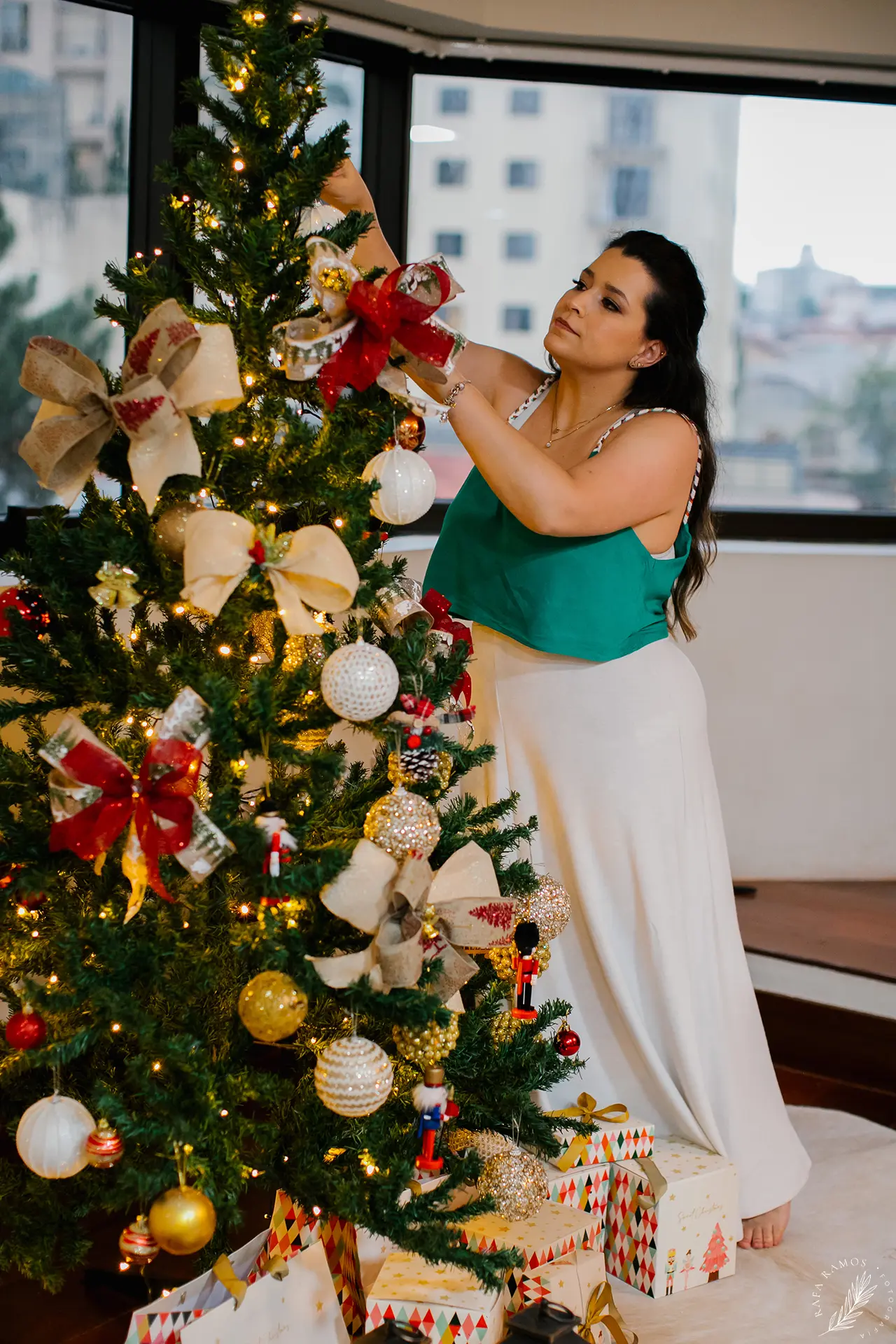 Finalização da decoração da árvore de Natal em ensaio de família em São Paulo