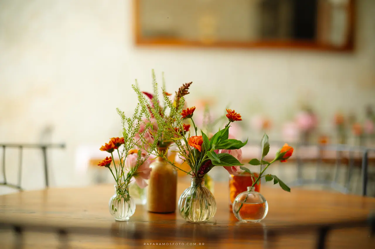 Arranjos florais em casamento intimista na Casa Quena