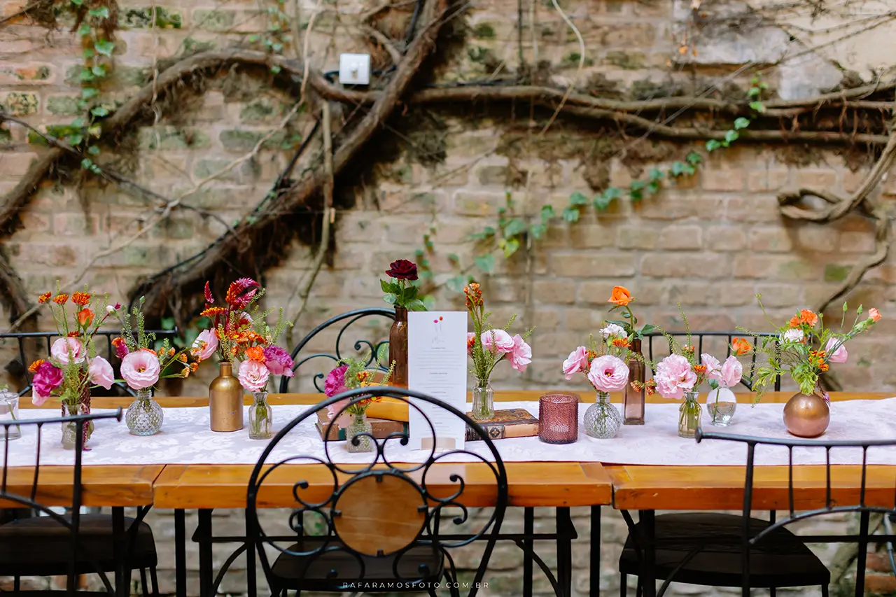 Mesa decorada para casamento intimista na Casa Quena