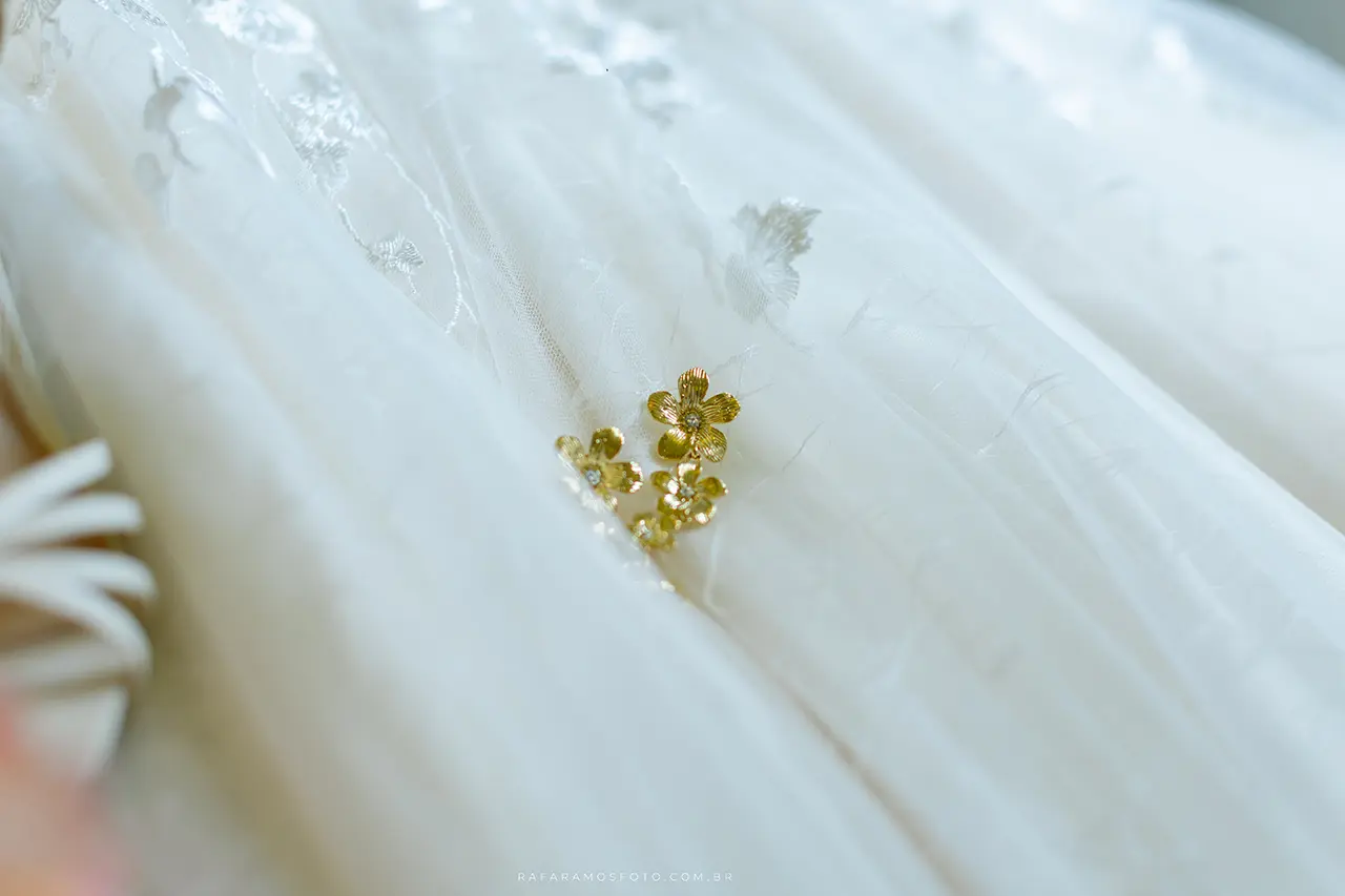 Detalhes do vestido da noiva em casamento intimista na Casa Quena