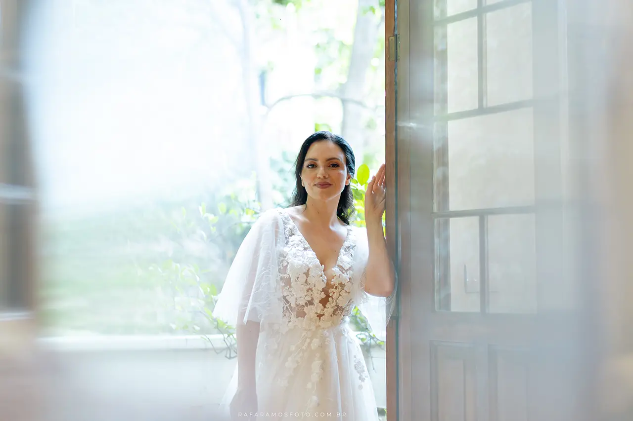 Vestido de noiva contemporâneo para casamento intimista em São Paulo