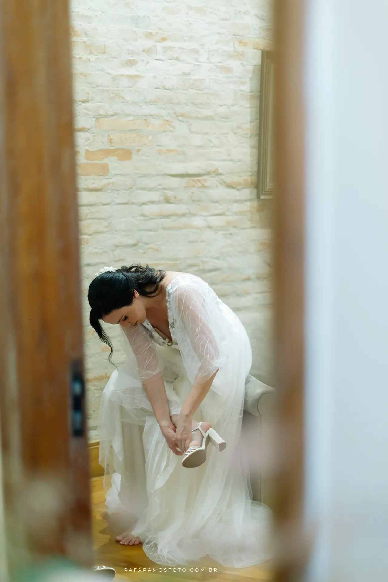 Silhueta do vestido da noiva em casamento intimista na Casa Quena