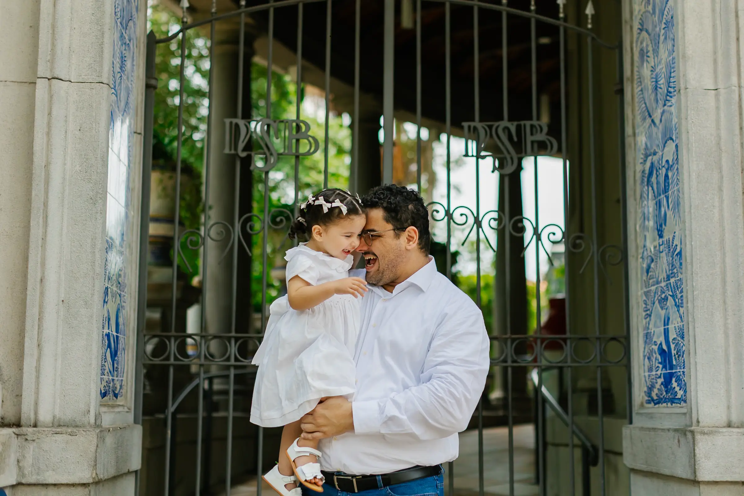 Momento de afeto entre pais e filhos durante batizado na Igreja Nossa Senhora do Brasil