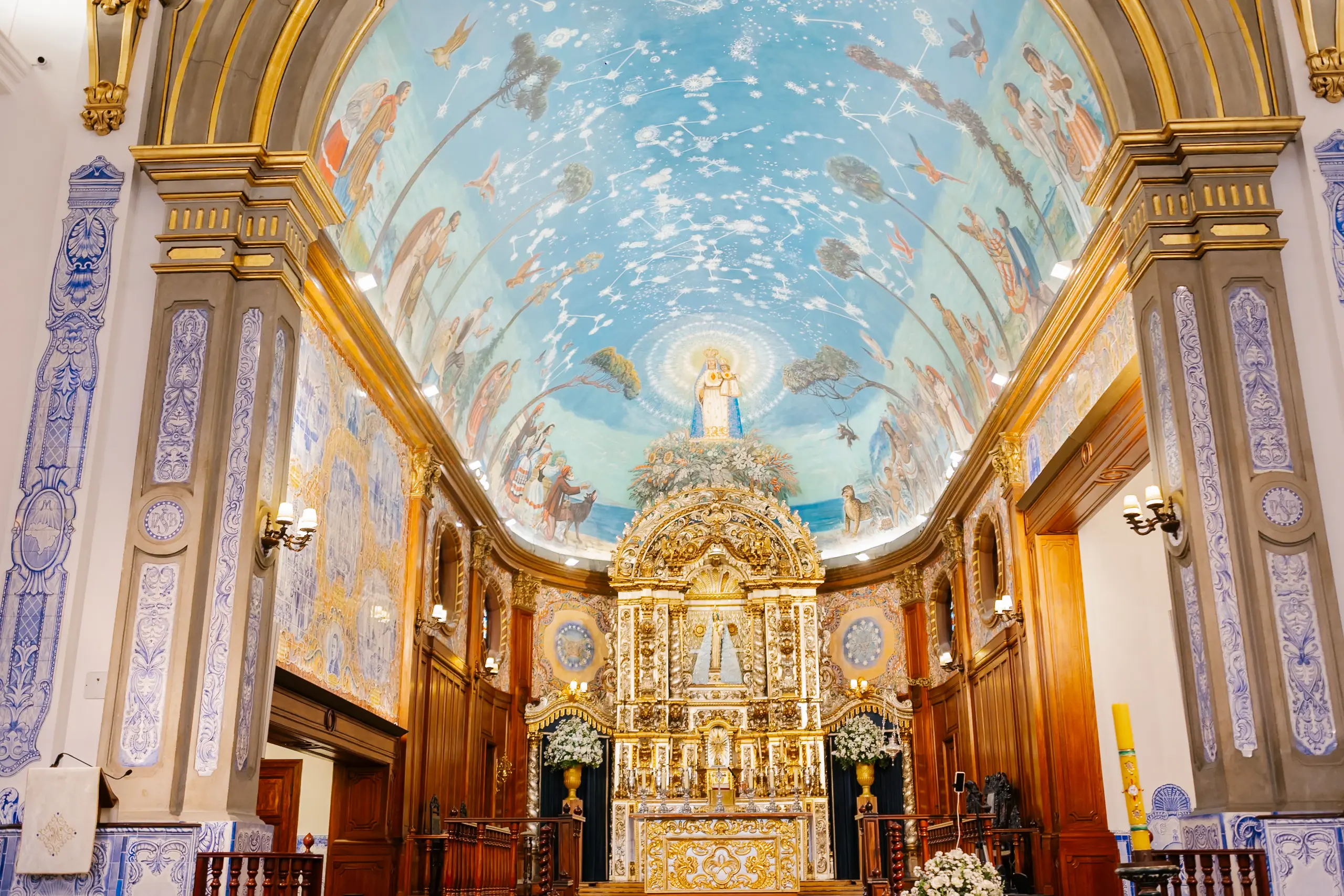 Pai segurando a filha durante batizado intimista na Igreja Nossa Senhora do Brasil em São Paulo