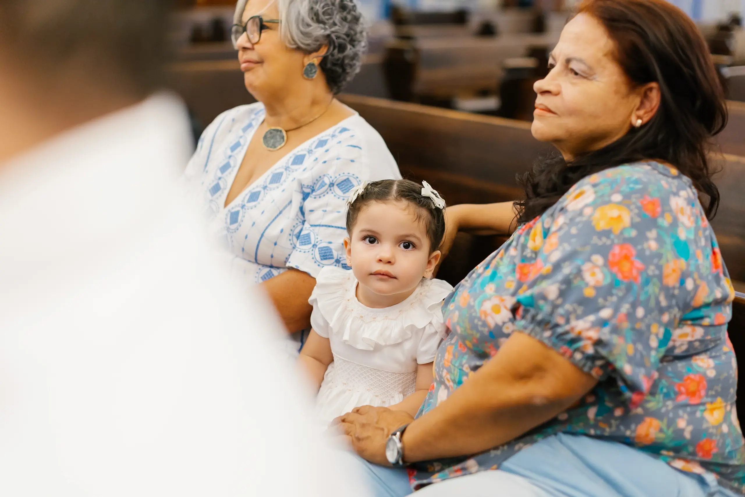 Momento de oração durante batizado intimista na Igreja Nossa Senhora do Brasil