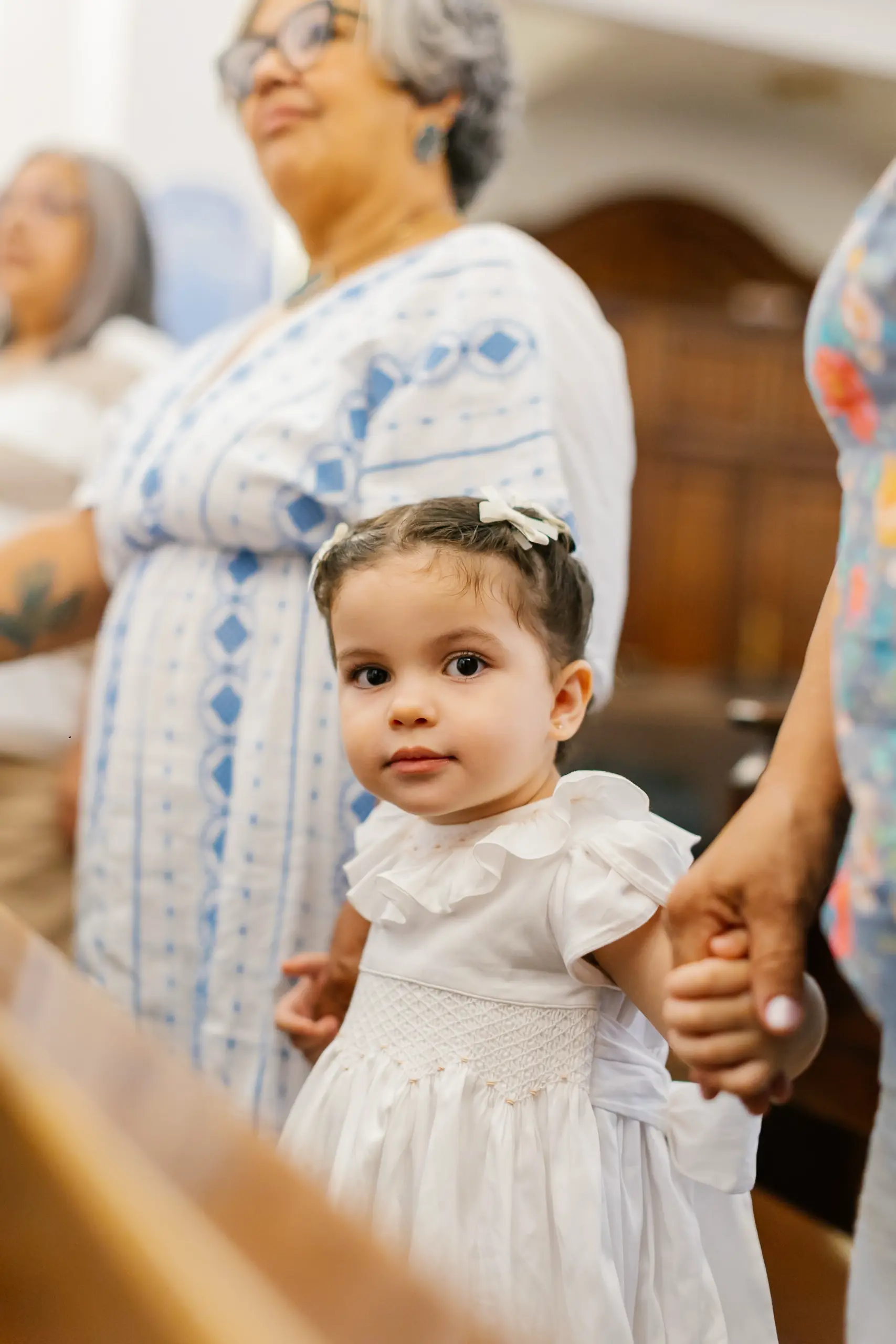 Detalhe emocional do batizado de irmãos na Igreja Nossa Senhora do Brasil em São Paulo