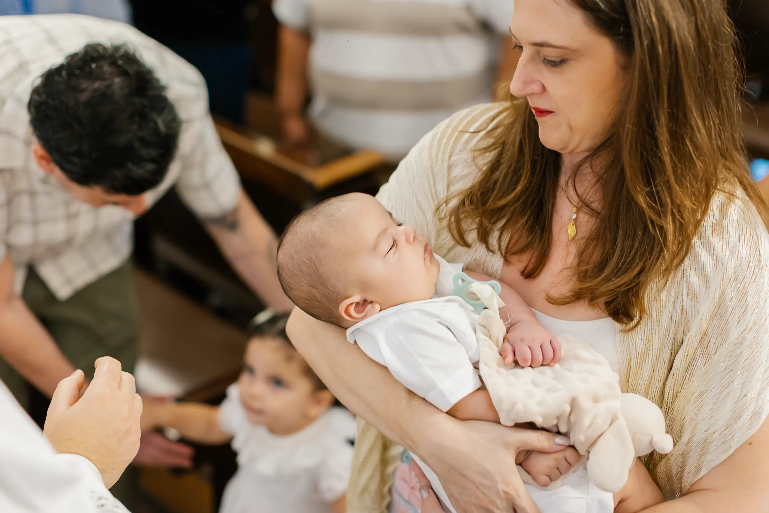 Cerimônia de batizado com poucos convidados na Igreja Nossa Senhora do Brasil