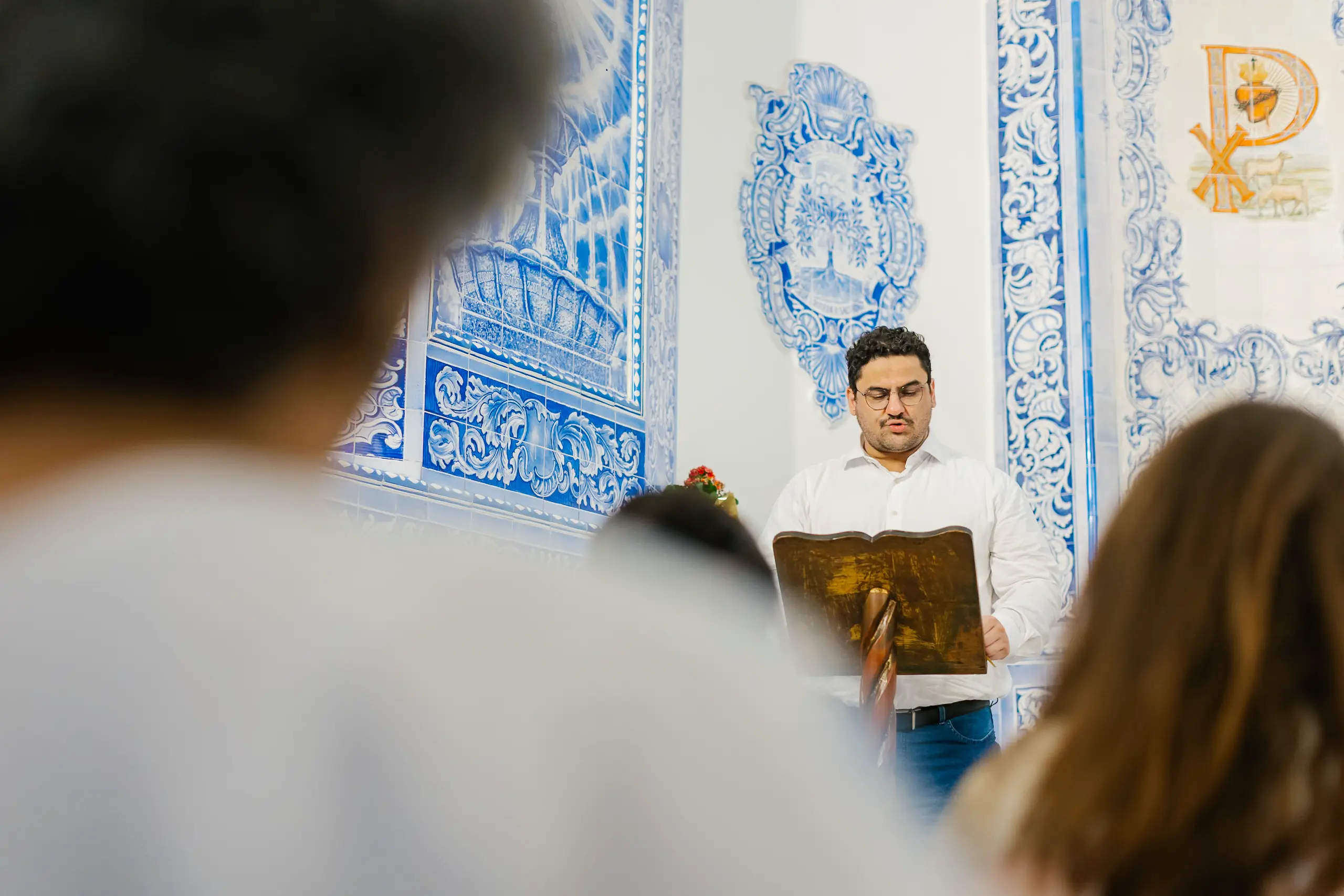 Família celebrando o batizado de dois irmãos na Igreja Nossa Senhora do Brasil