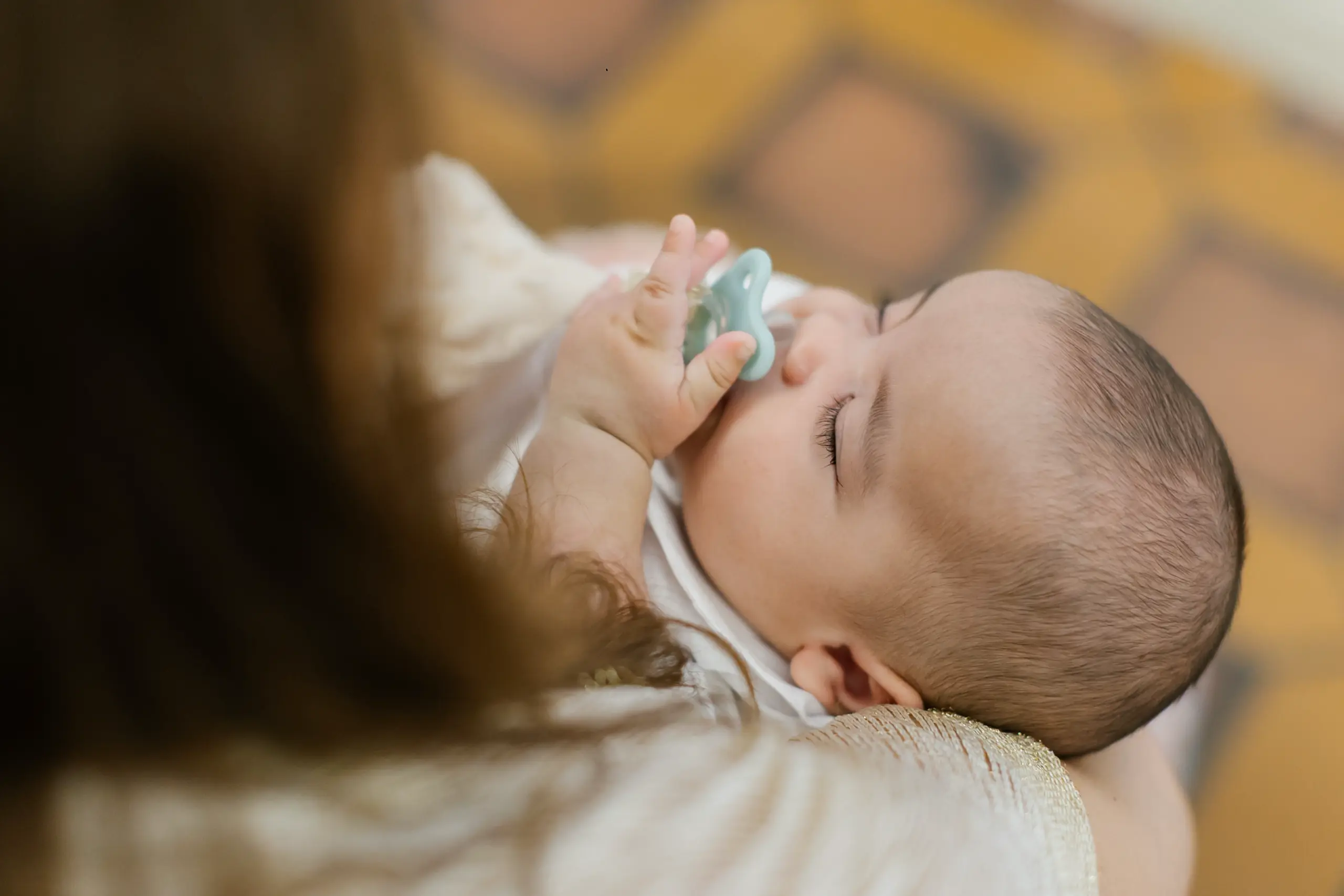 Batizado intimista com emoção e delicadeza na Igreja Nossa Senhora do Brasil