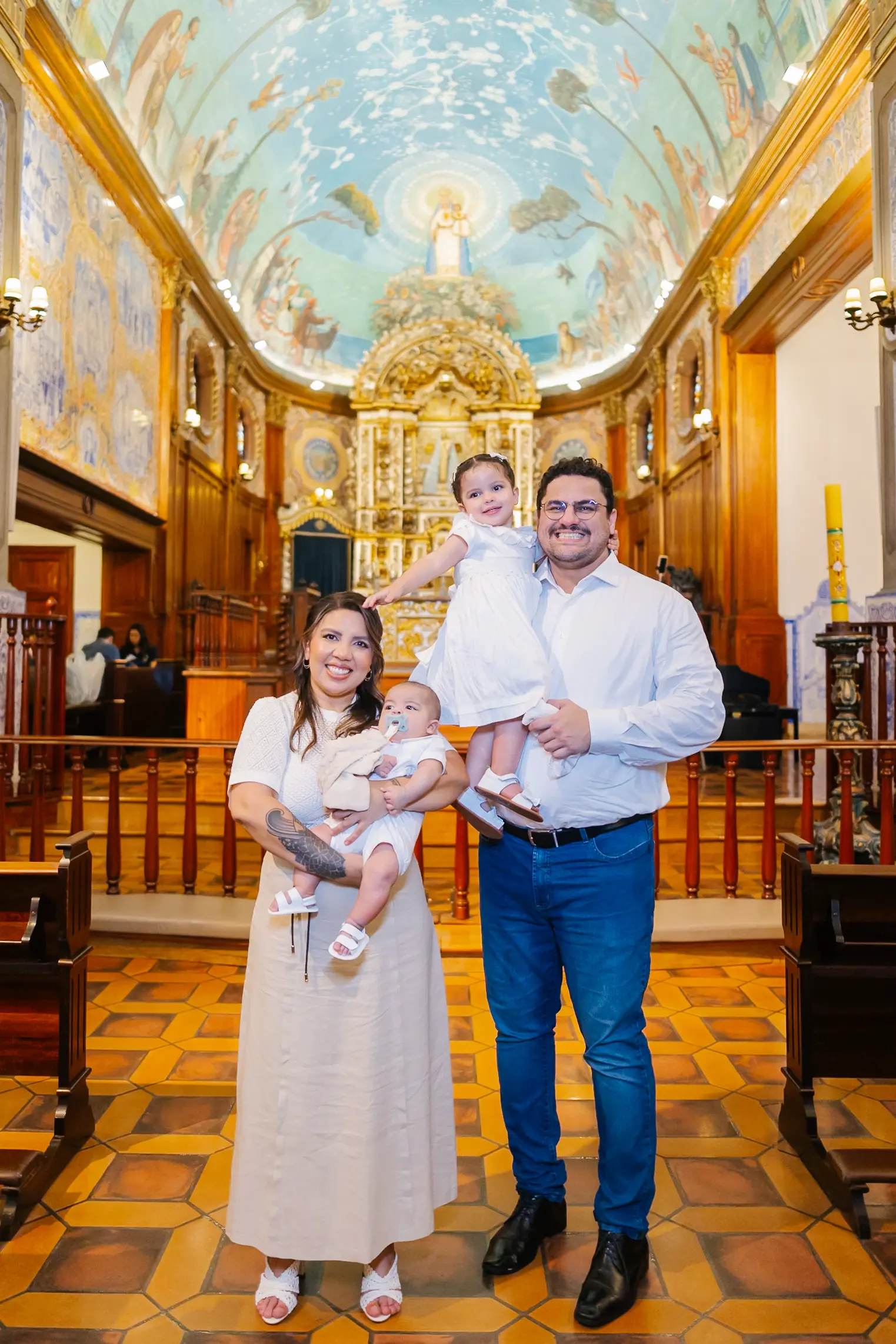 Último momento do batizado na Igreja Nossa Senhora do Brasil com família reunida