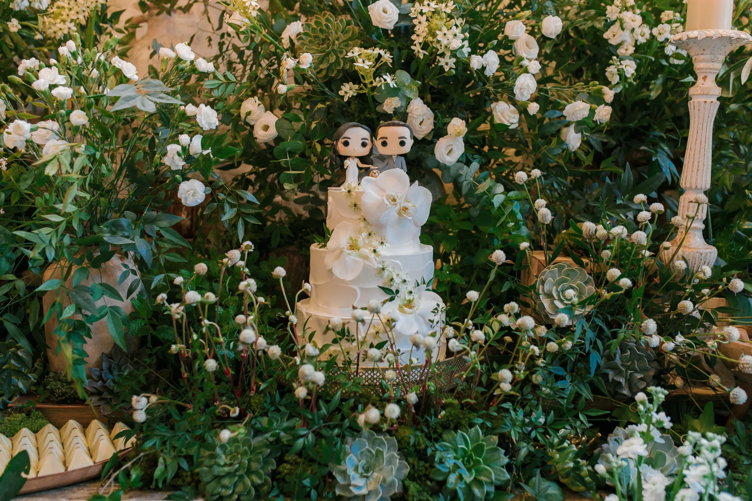 mesa decorada com flores e velas no casamento no Celeiro Quintal criando ambiente romântico e intimista ao ar livre
