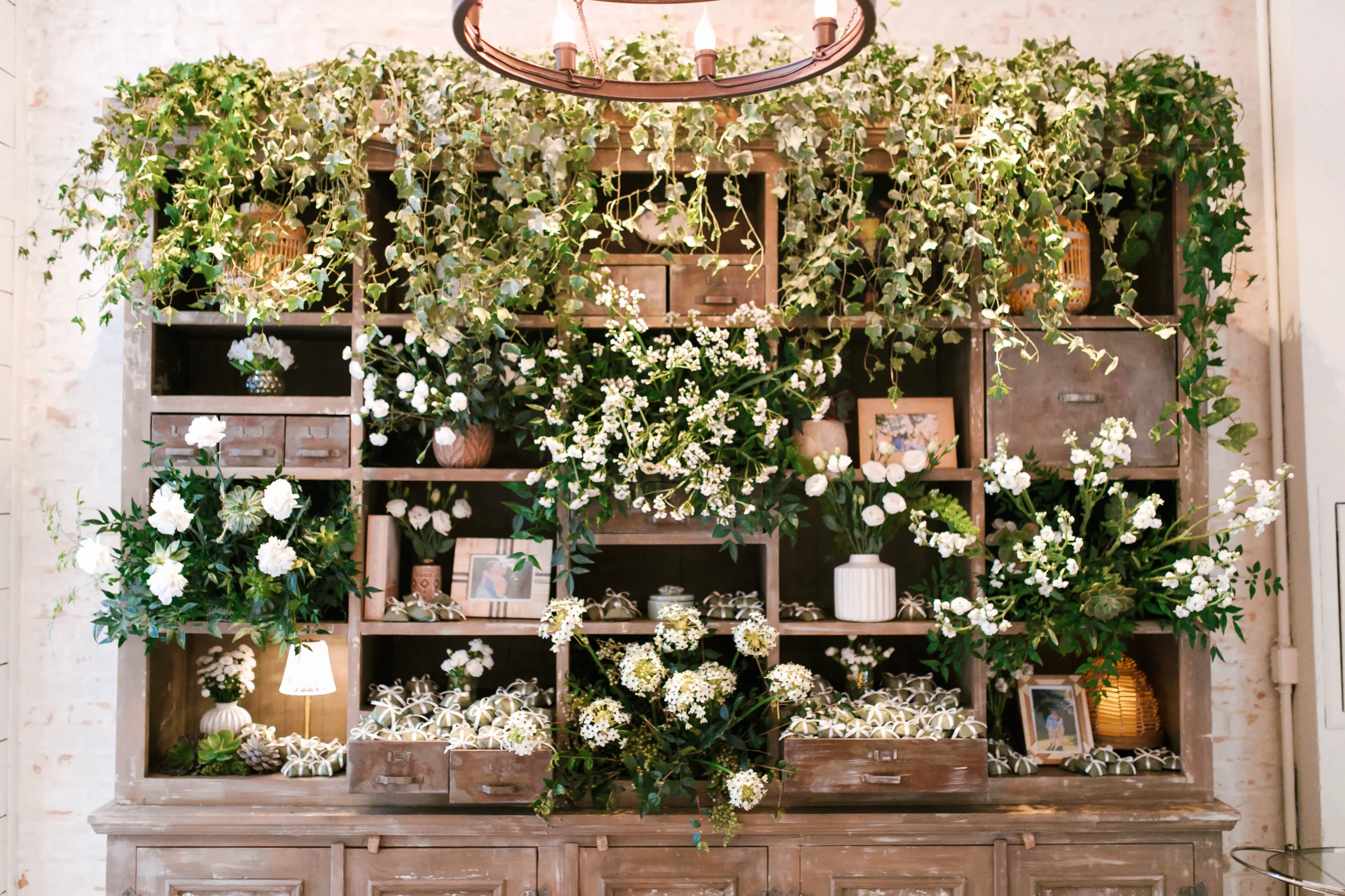 detalhe da decoração floral do casamento no Celeiro Quintal com texturas naturais e composição orgânica sofisticada