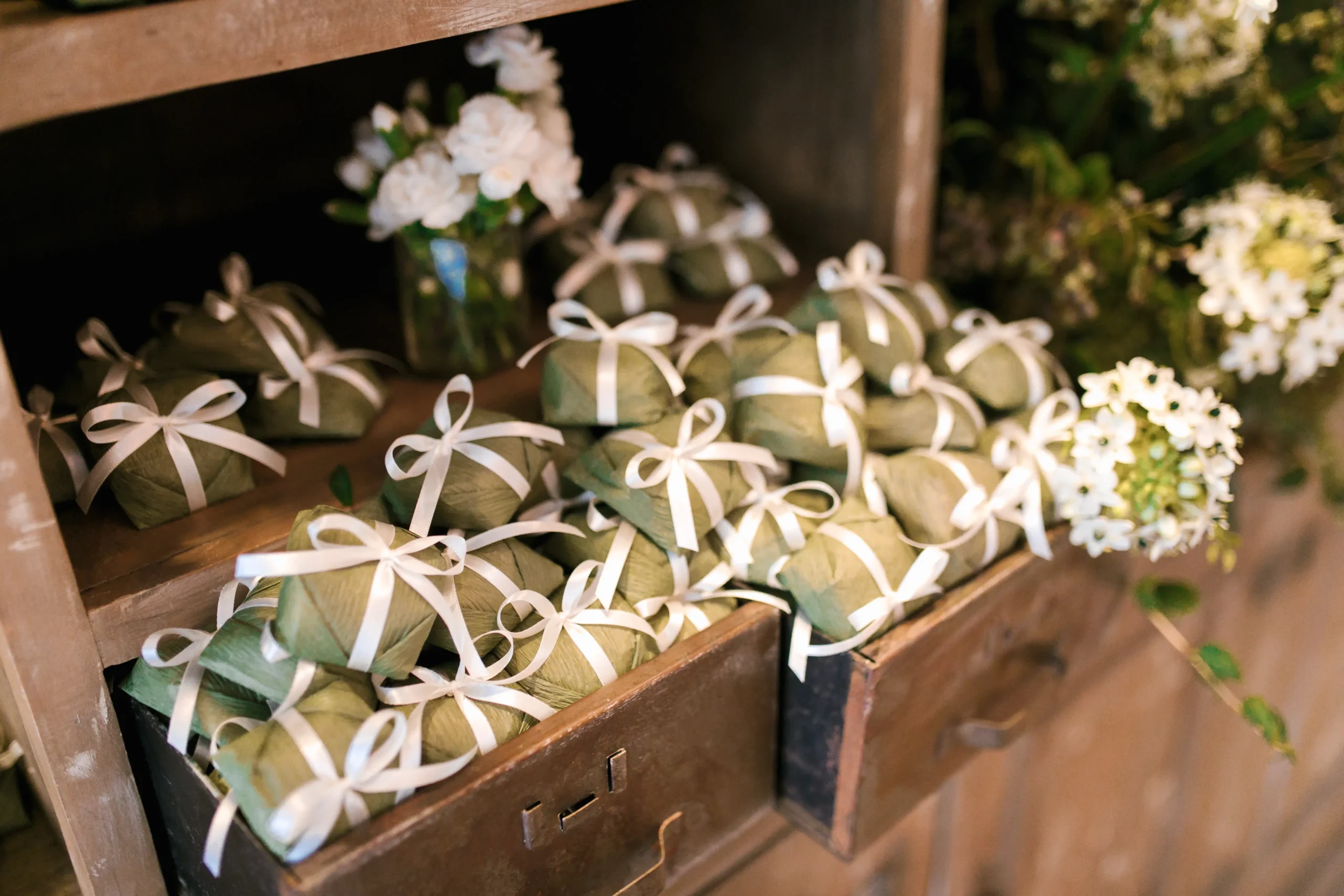 arranjo floral em destaque na ambientação do casamento no Celeiro Quintal em São Paulo com paleta suave e natural