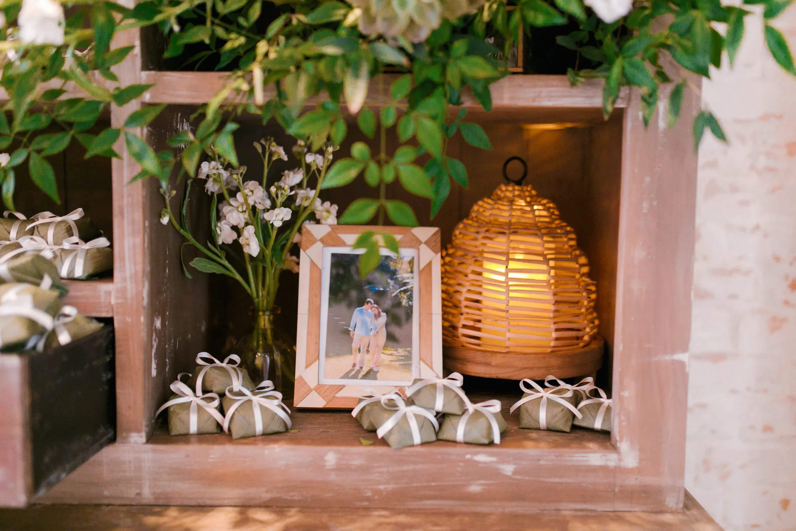 decoração de mesa do casamento no Celeiro Quintal com flores naturais, velas e elementos rústicos elegantes