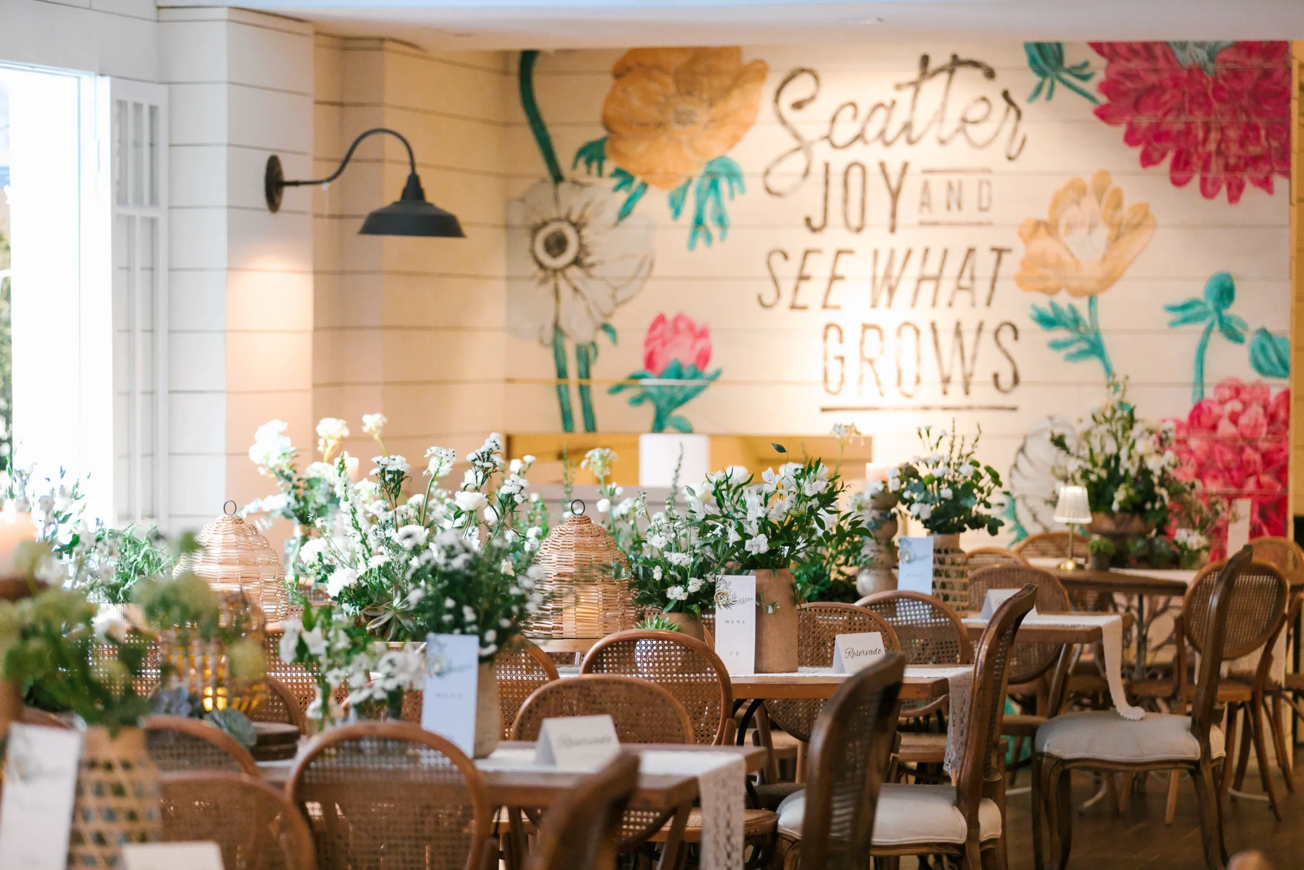 decoração do espaço de recepção no Celeiro Quintal com arranjos florais e iluminação aconchegante