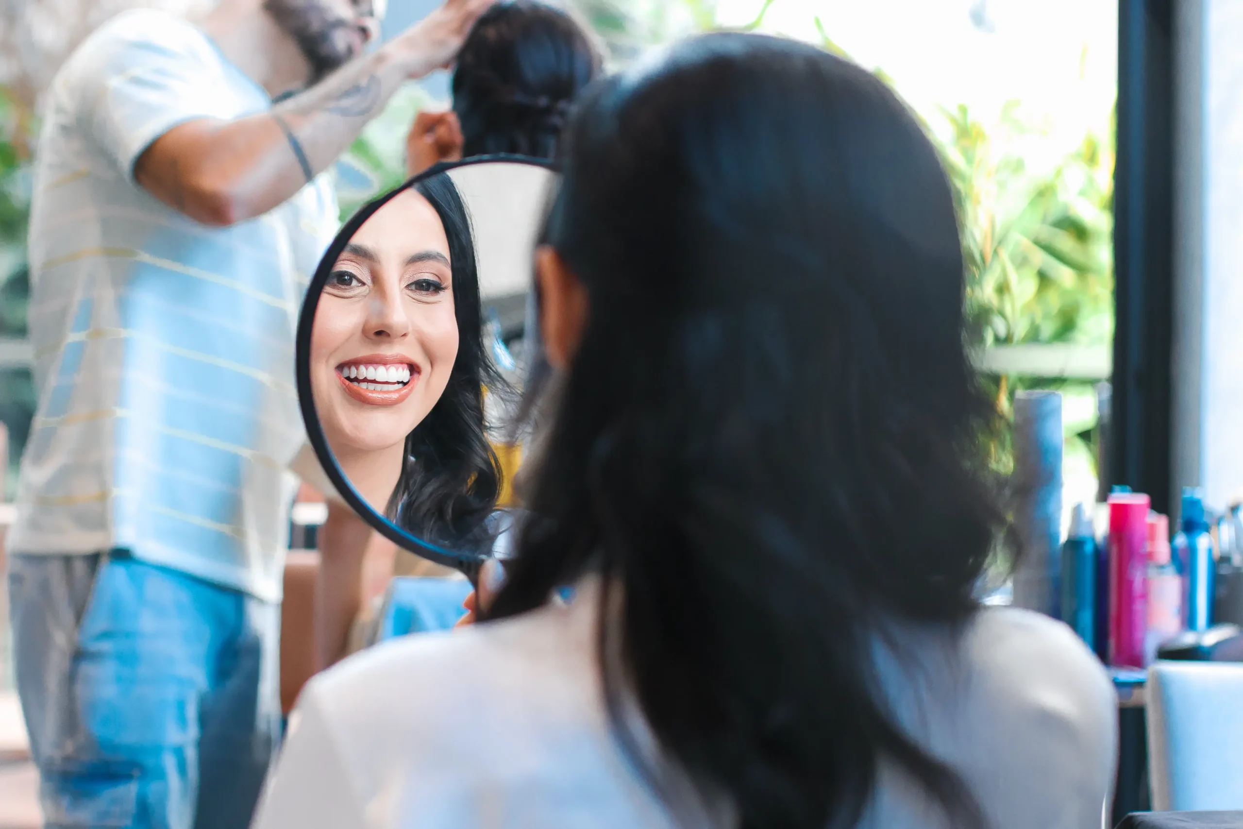 noiva sendo preparada para a cerimônia no Celeiro Quintal com momento íntimo e atmosfera tranquila