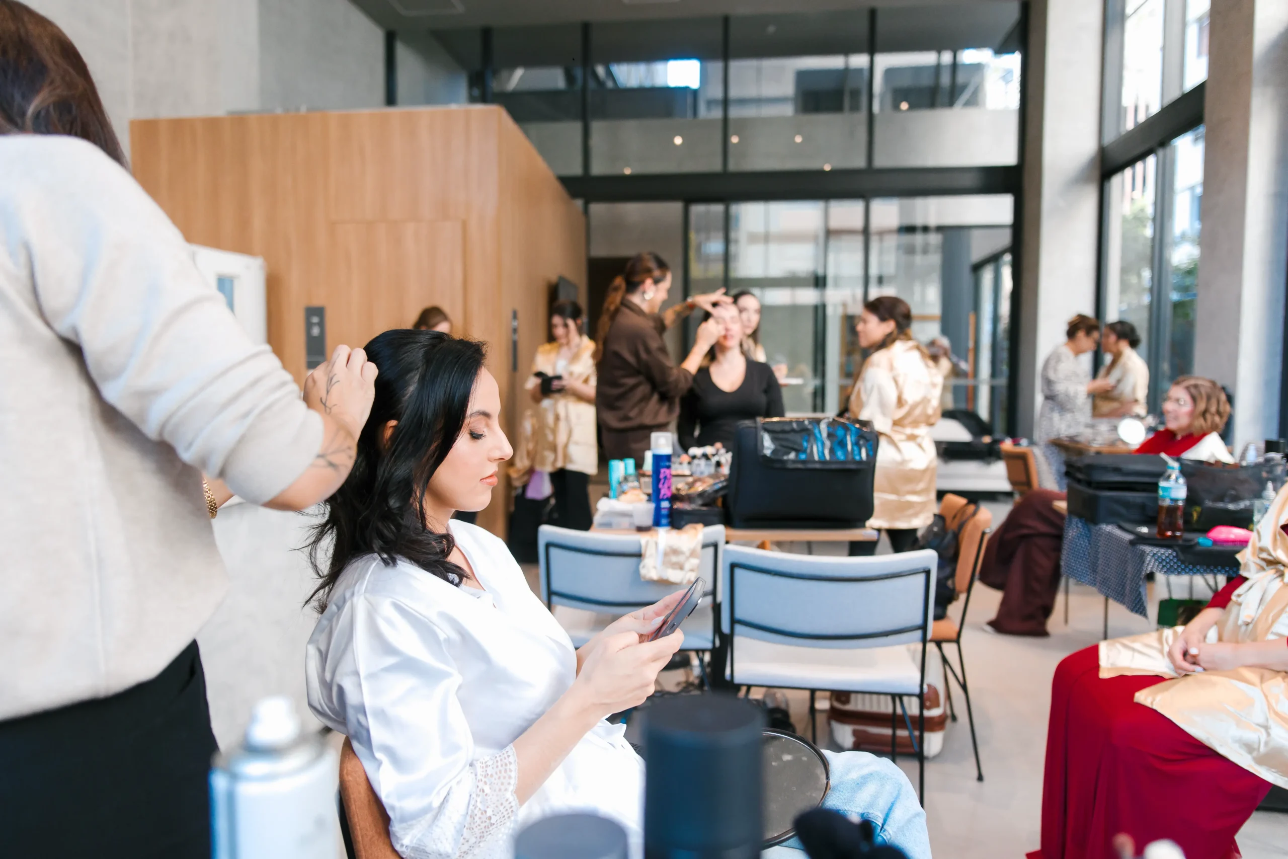 detalhe do momento de preparação da noiva com luz natural no making of do casamento no Celeiro Quintal