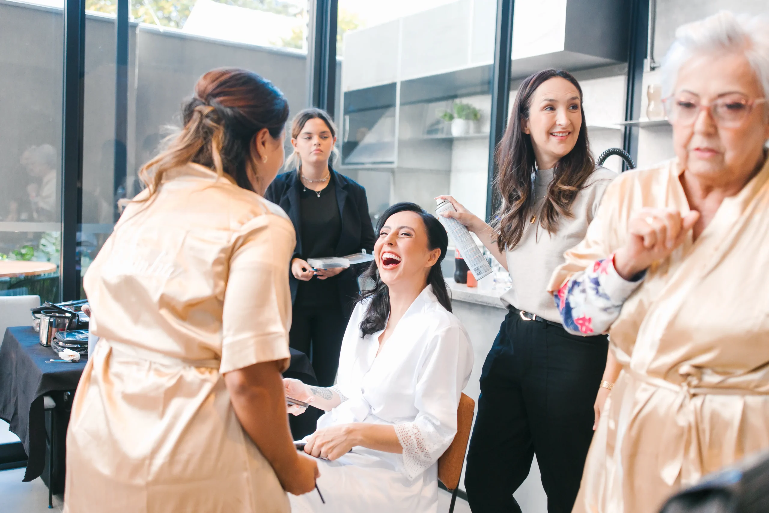 retrato espontâneo da noiva no making of do casamento no Celeiro Quintal em São Paulo