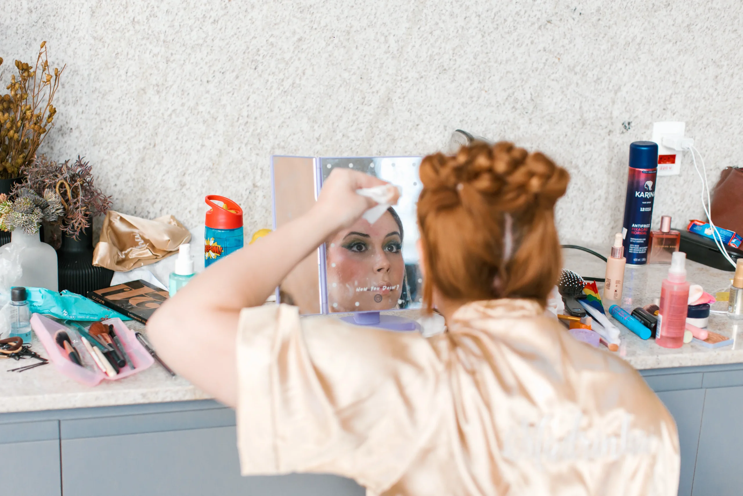 noiva em momento de expectativa antes da cerimônia no Celeiro Quintal com luz natural suave