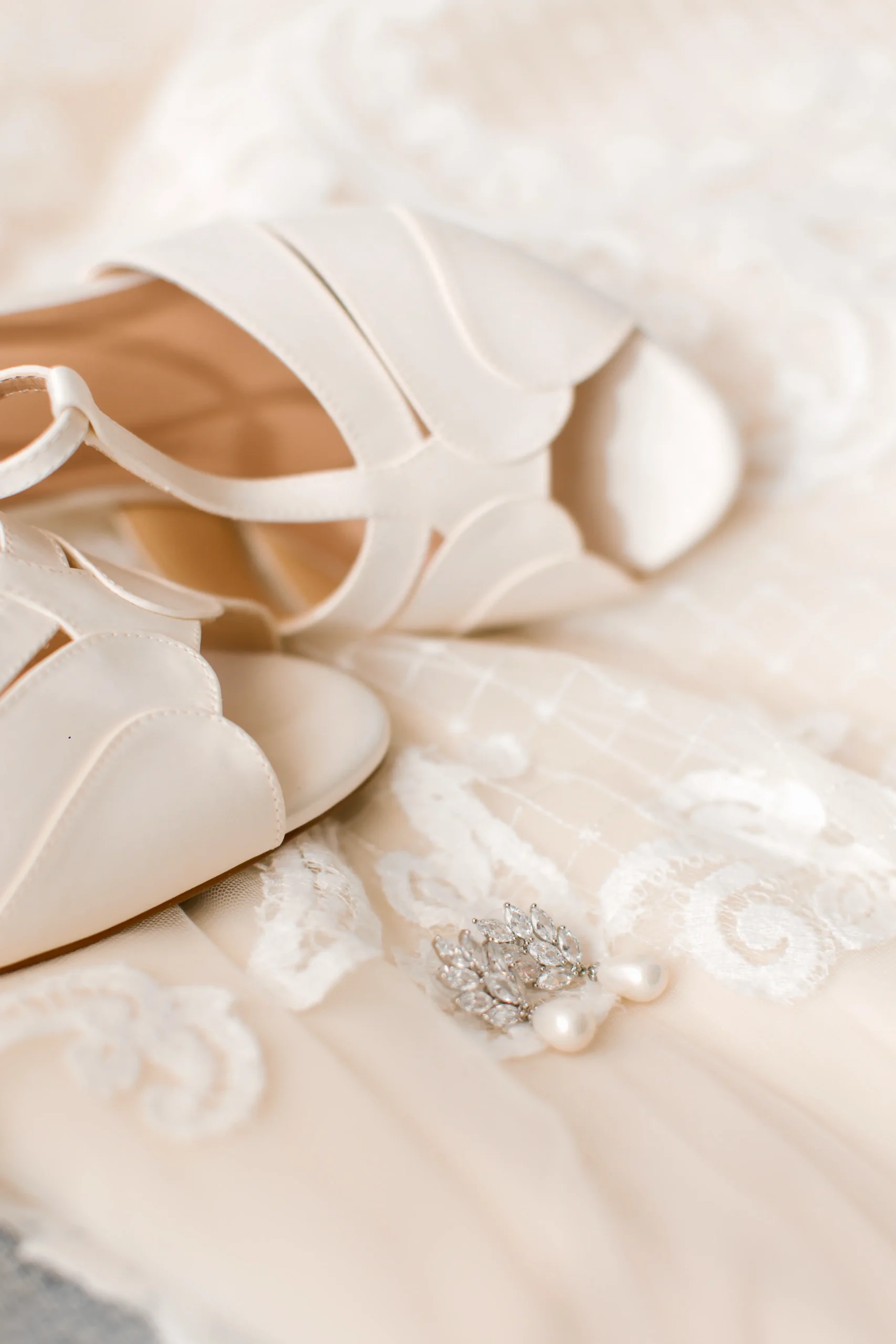 retrato vertical da noiva durante o making of no casamento no Celeiro Quintal com expressão serena e luz natural elegante