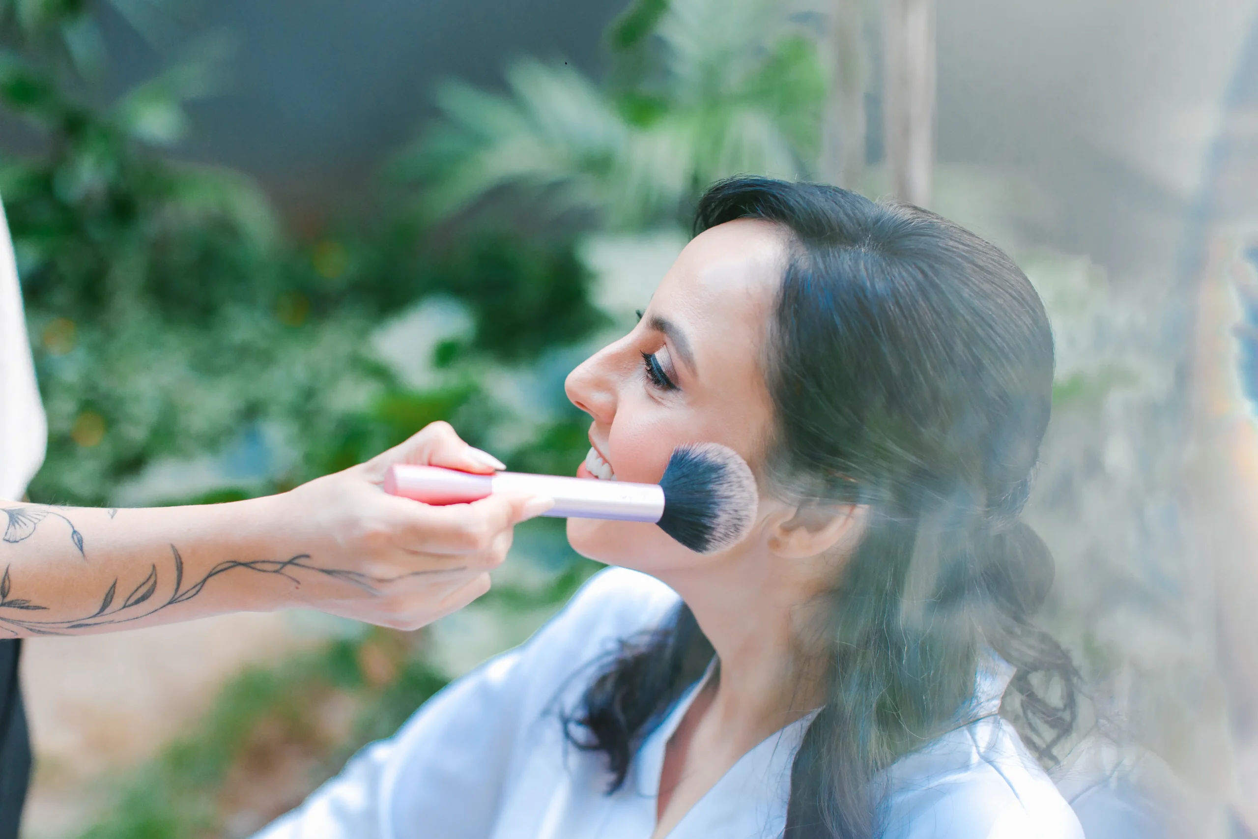 detalhes do vestido e acessórios da noiva no making of do casamento no Celeiro Quintal