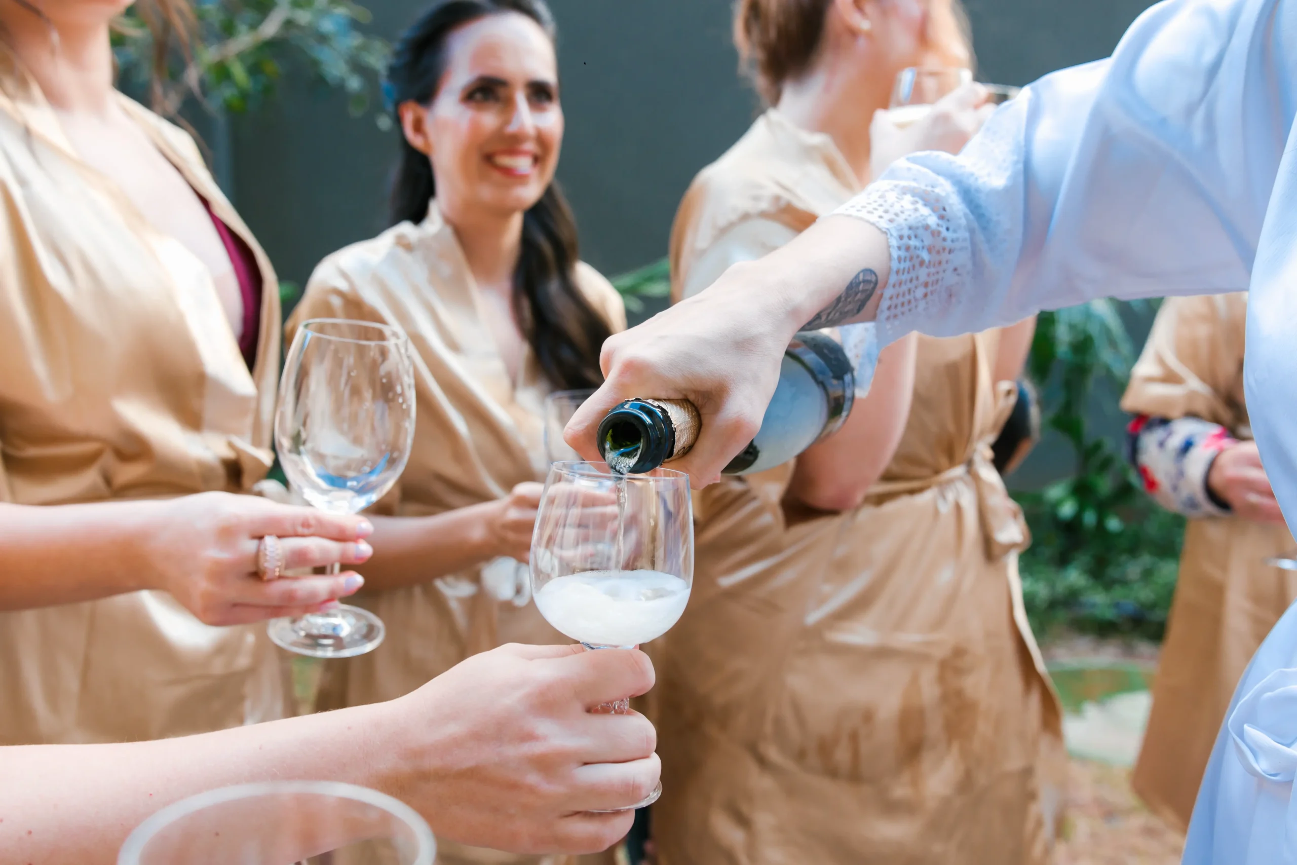 momento íntimo do making of da noiva no casamento no Celeiro Quintal em São Paulo