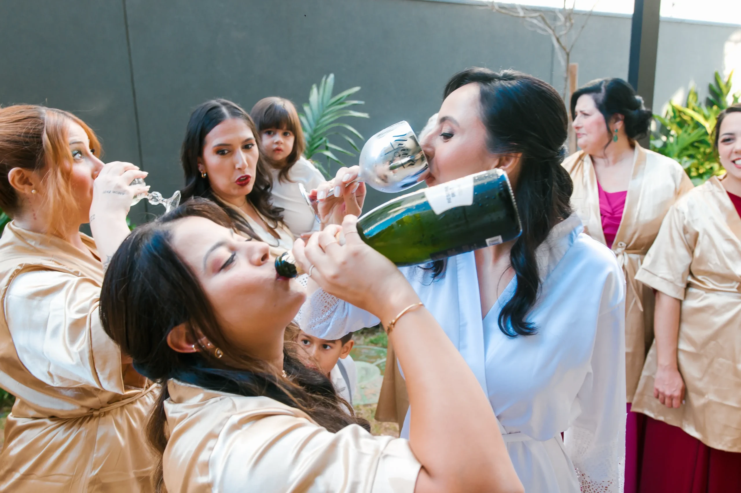 retrato espontâneo da noiva no making of do casamento no Celeiro Quintal com luz natural