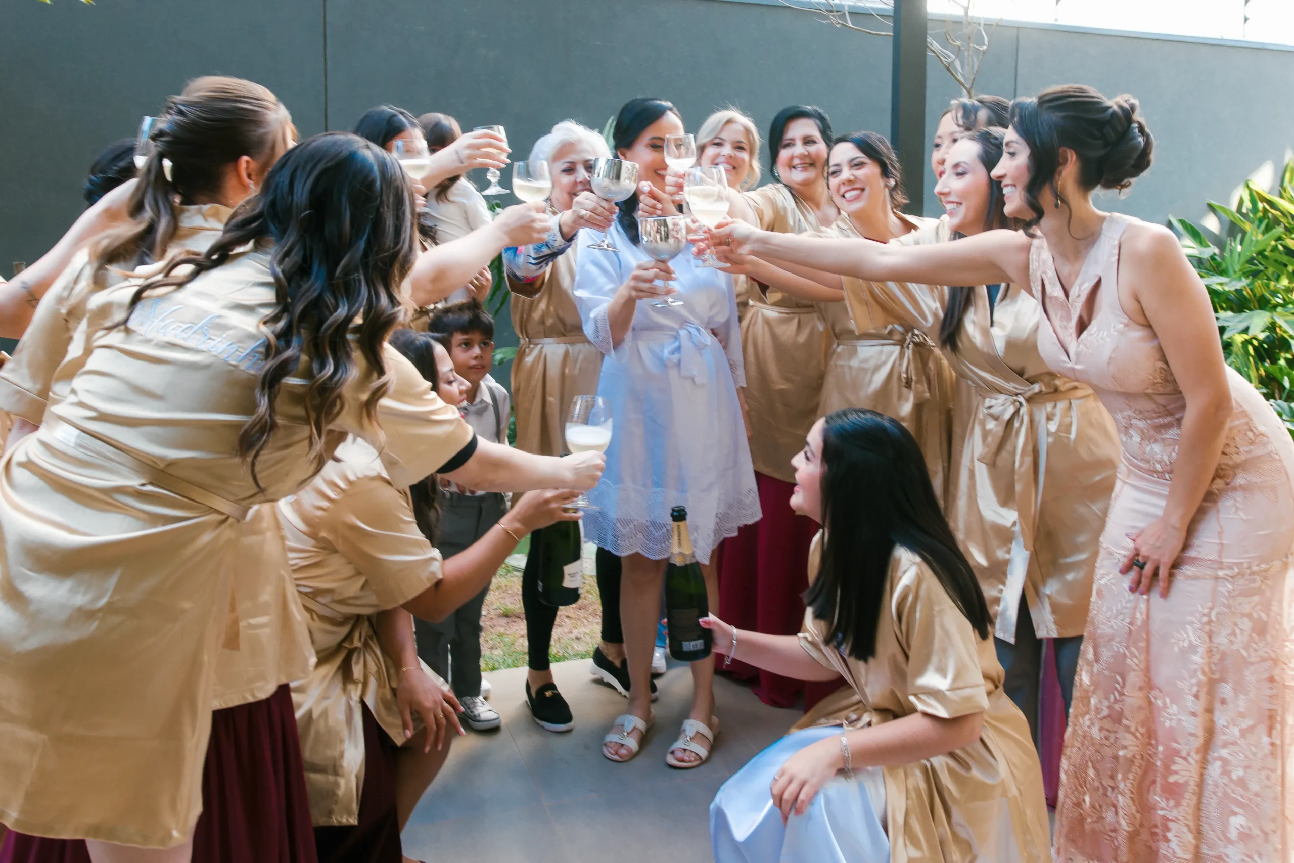 detalhes emocionais do making of da noiva antes da cerimônia no Celeiro Quintal