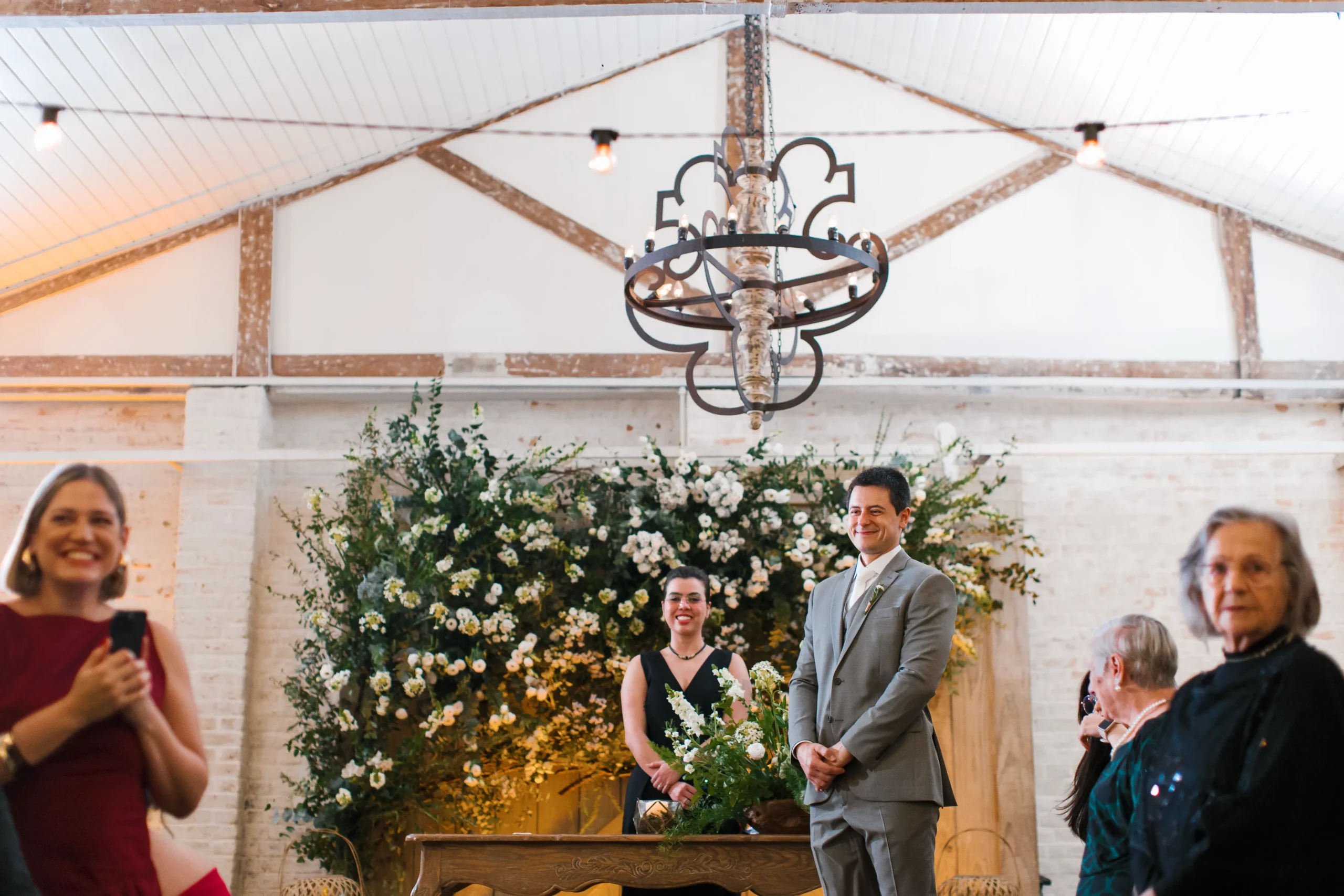 visão geral da cerimônia de casamento ao ar livre no Celeiro Quintal em São Paulo com convidados acomodados e altar rústico cercado por natureza