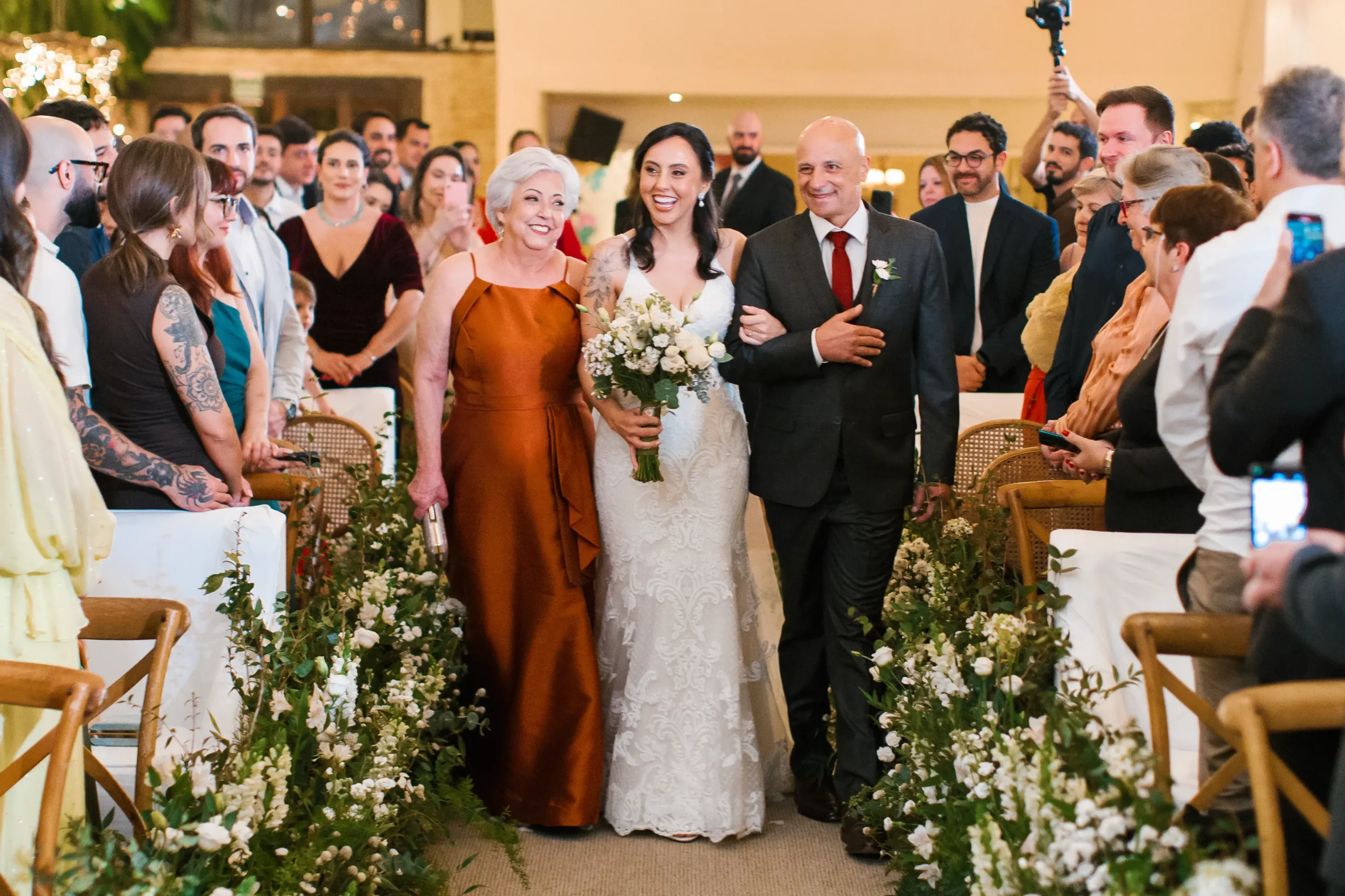 noivo observando a entrada da noiva durante cerimônia no Celeiro Quintal em São Paulo com expressão emocionada