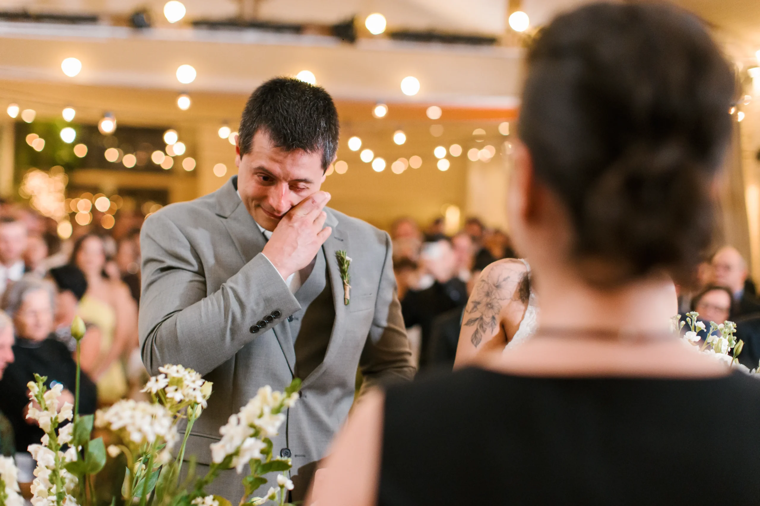 momento do encontro dos noivos no altar durante cerimônia de casamento ao ar livre no Celeiro Quintal