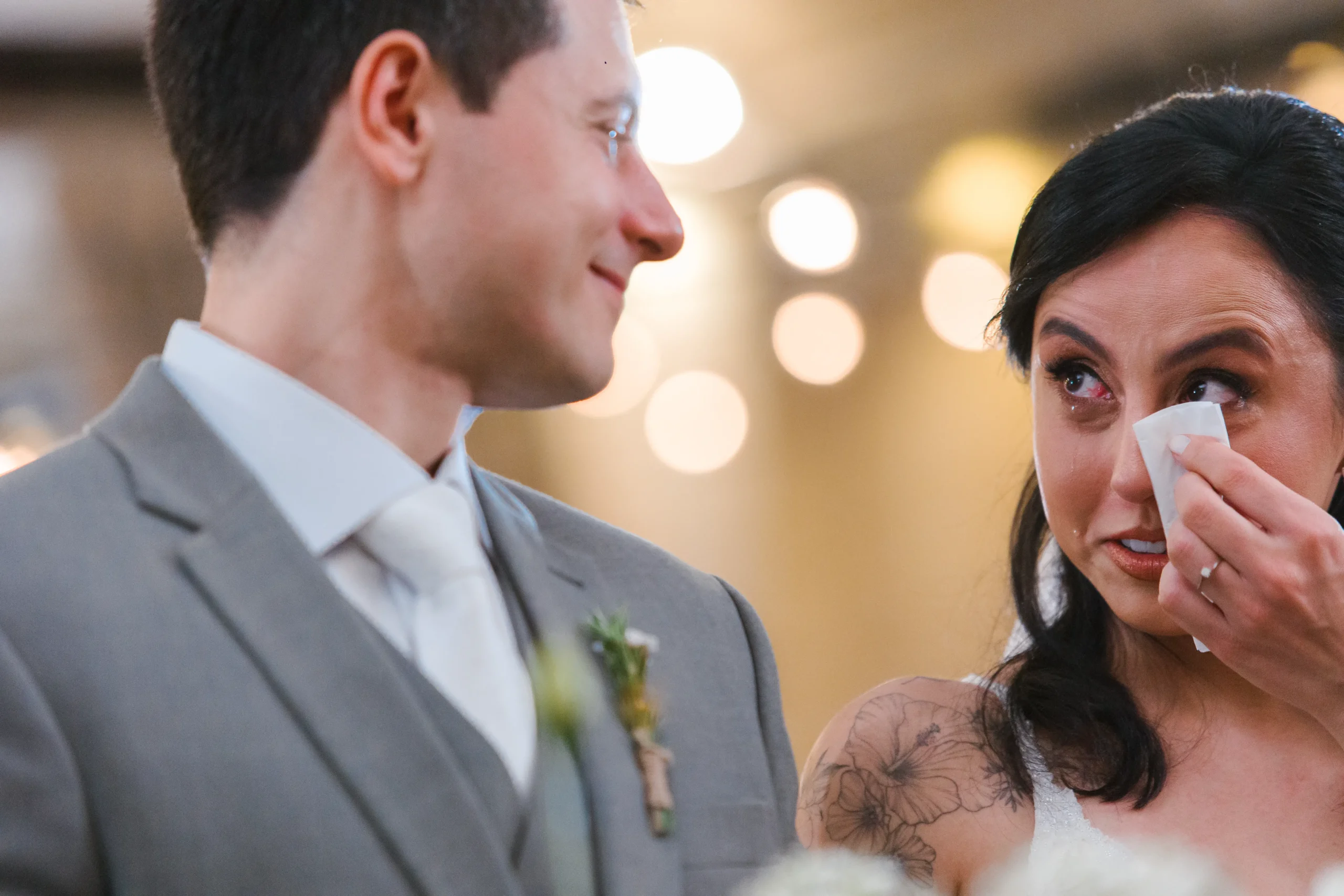 troca de votos emocionados entre os noivos durante cerimônia de casamento no Celeiro Quintal em São Paulo