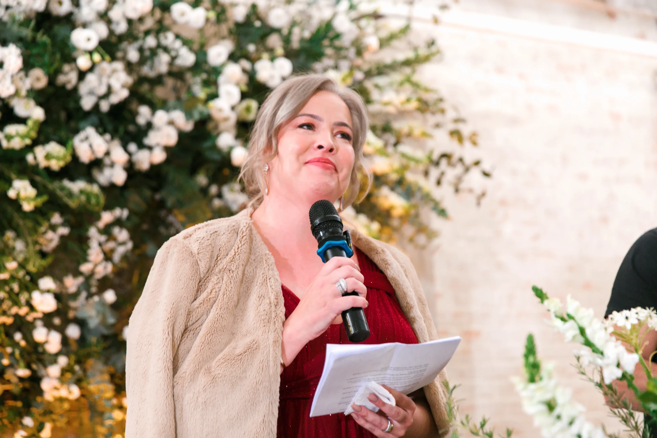 troca de alianças na cerimônia de casamento no Celeiro Quintal em São Paulo com foco nas mãos dos noivos