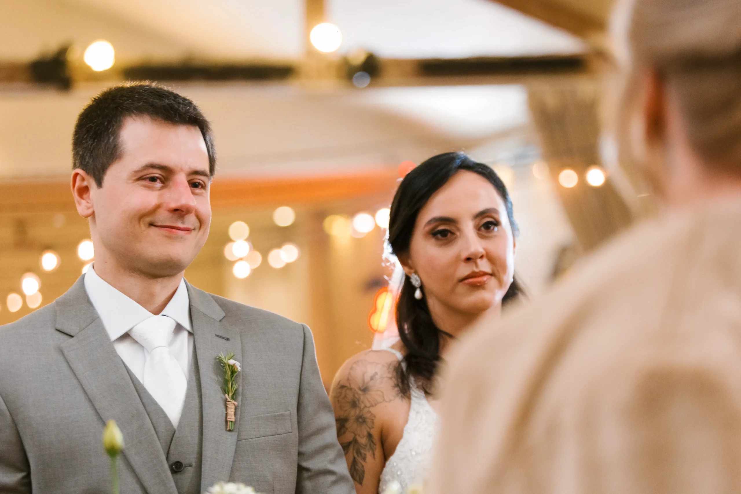 detalhe da colocação das alianças durante cerimônia no Celeiro Quintal em São Paulo