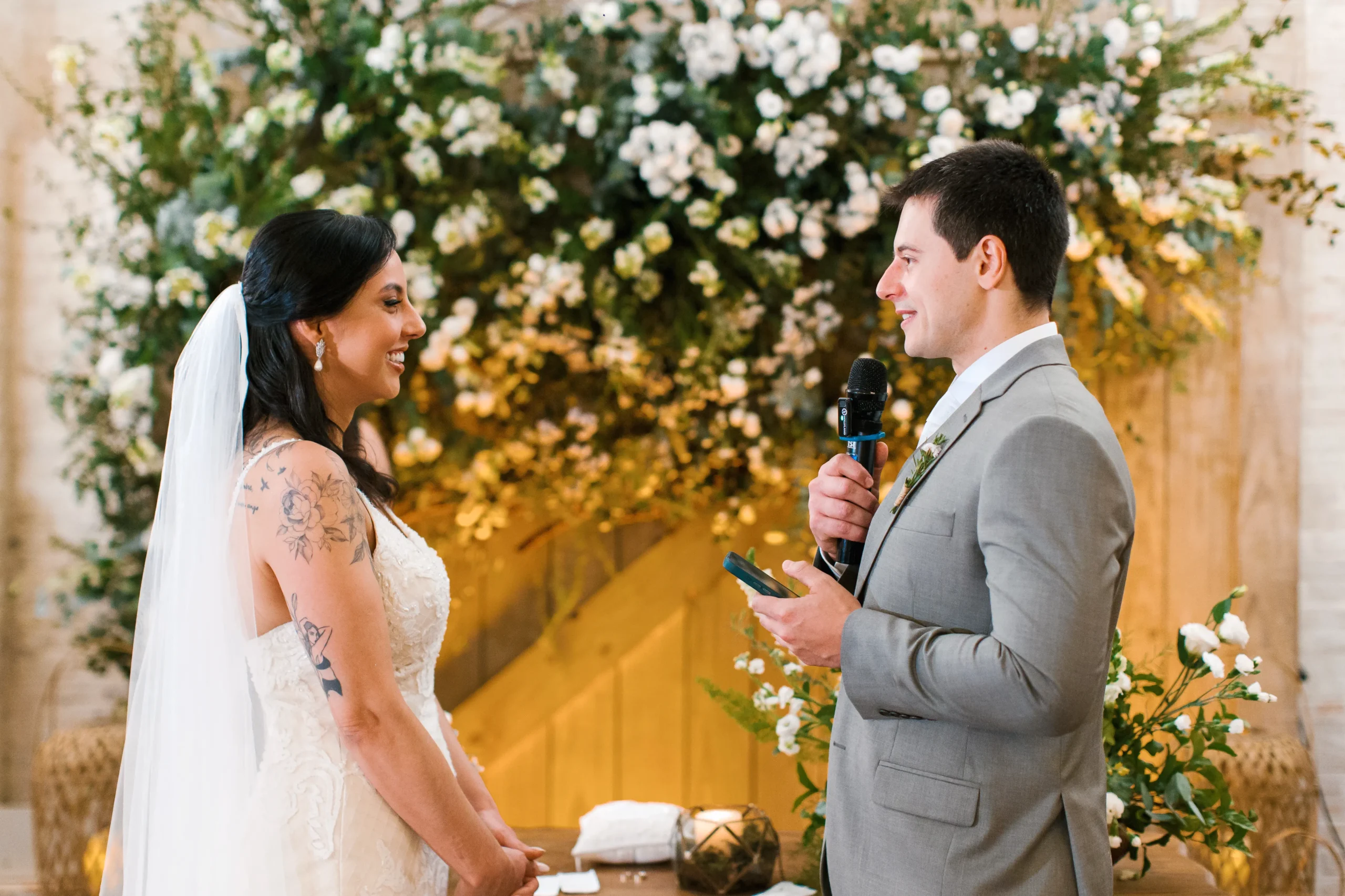 reação dos convidados assistindo à cerimônia de casamento no Celeiro Quintal com expressões emocionadas