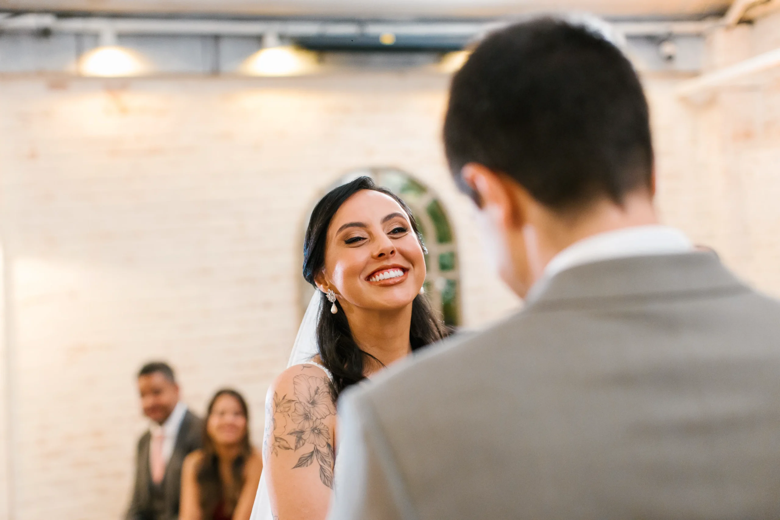 beijo dos noivos após troca de votos na cerimônia de casamento ao ar livre no Celeiro Quintal