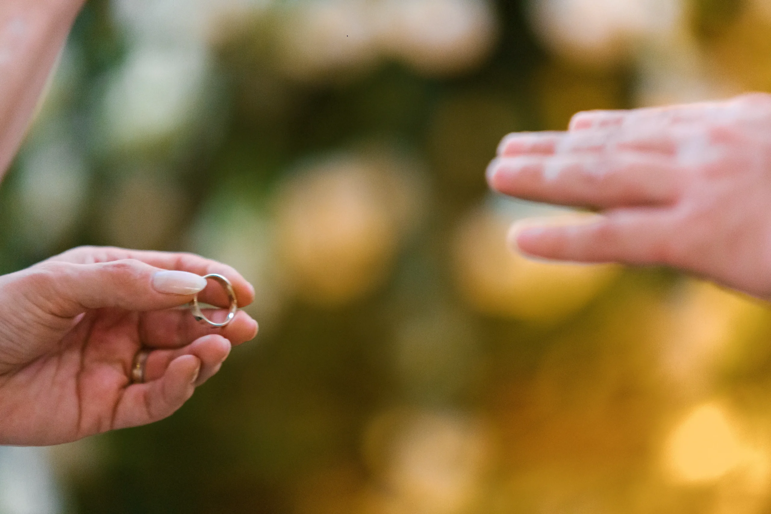 noivos comemorando o final da cerimônia de casamento no Celeiro Quintal caminhando pelo corredor central