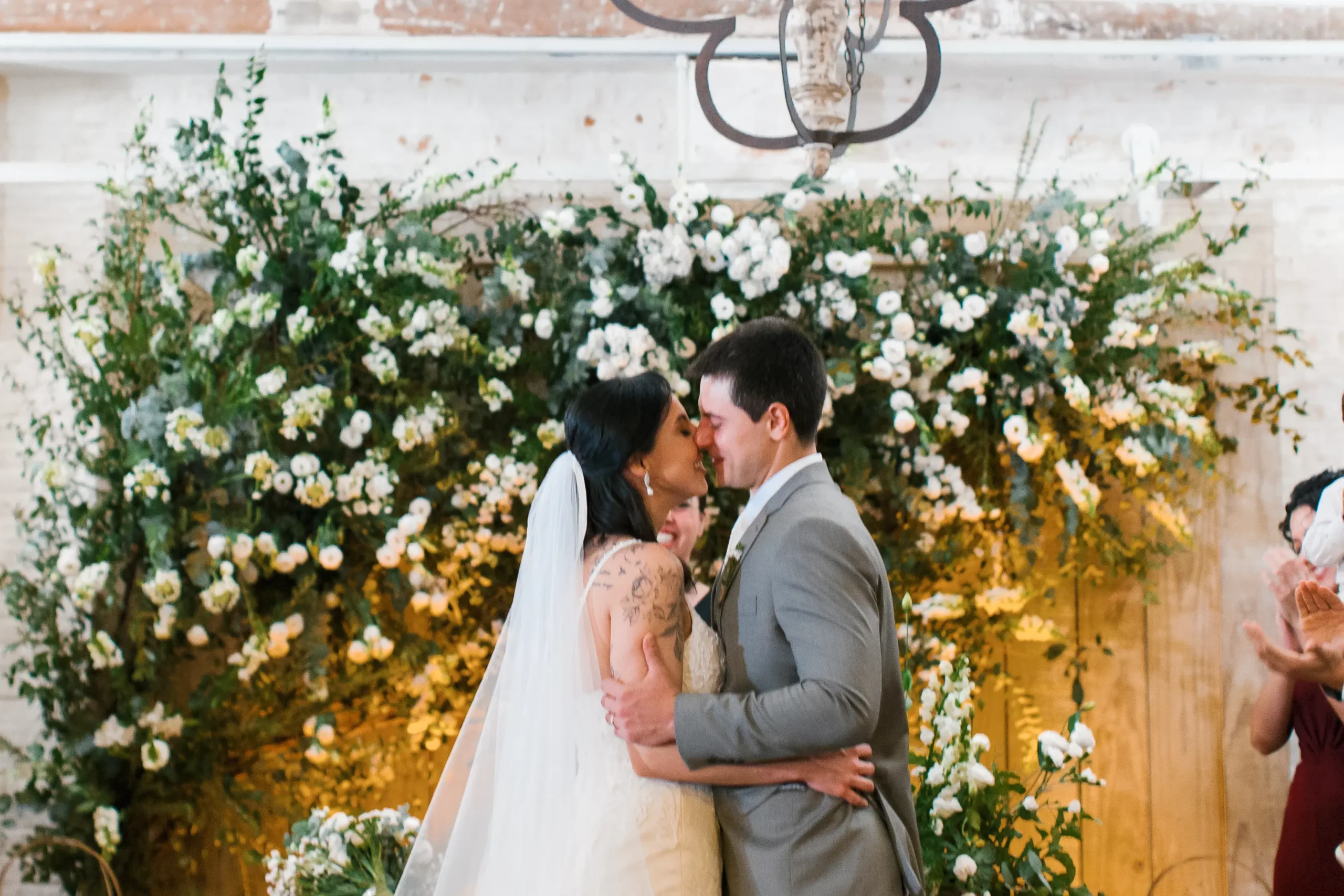 saída dos noivos após cerimônia de casamento no Celeiro Quintal em São Paulo sob aplausos e sorrisos