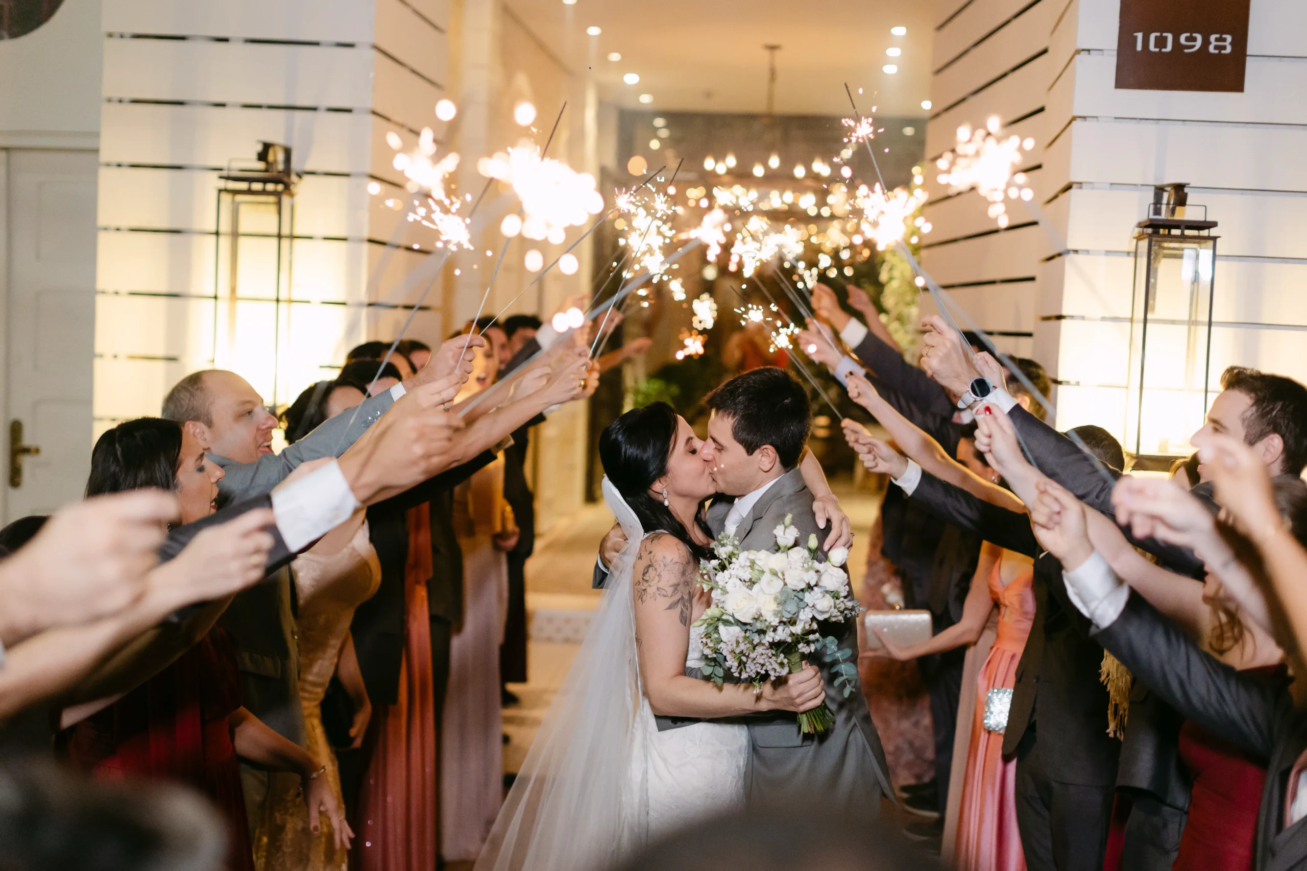 convidados celebrando o final da cerimônia de casamento no Celeiro Quintal em clima leve e festivo