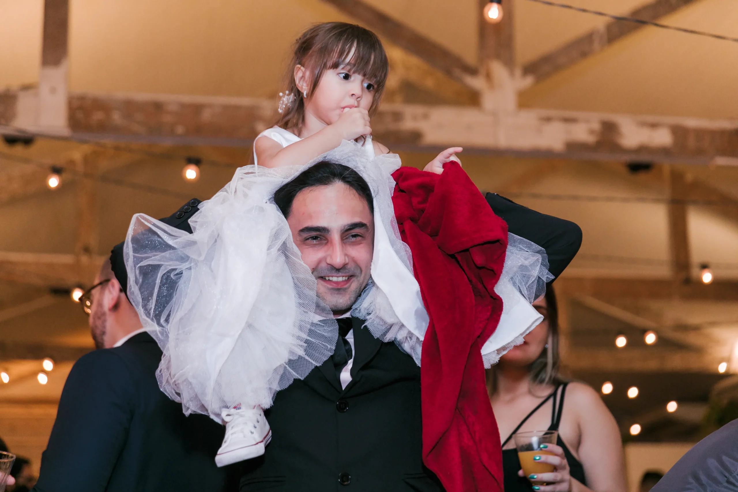 primeira dança dos noivos na festa de casamento no Celeiro Quintal em São Paulo com iluminação aconchegante