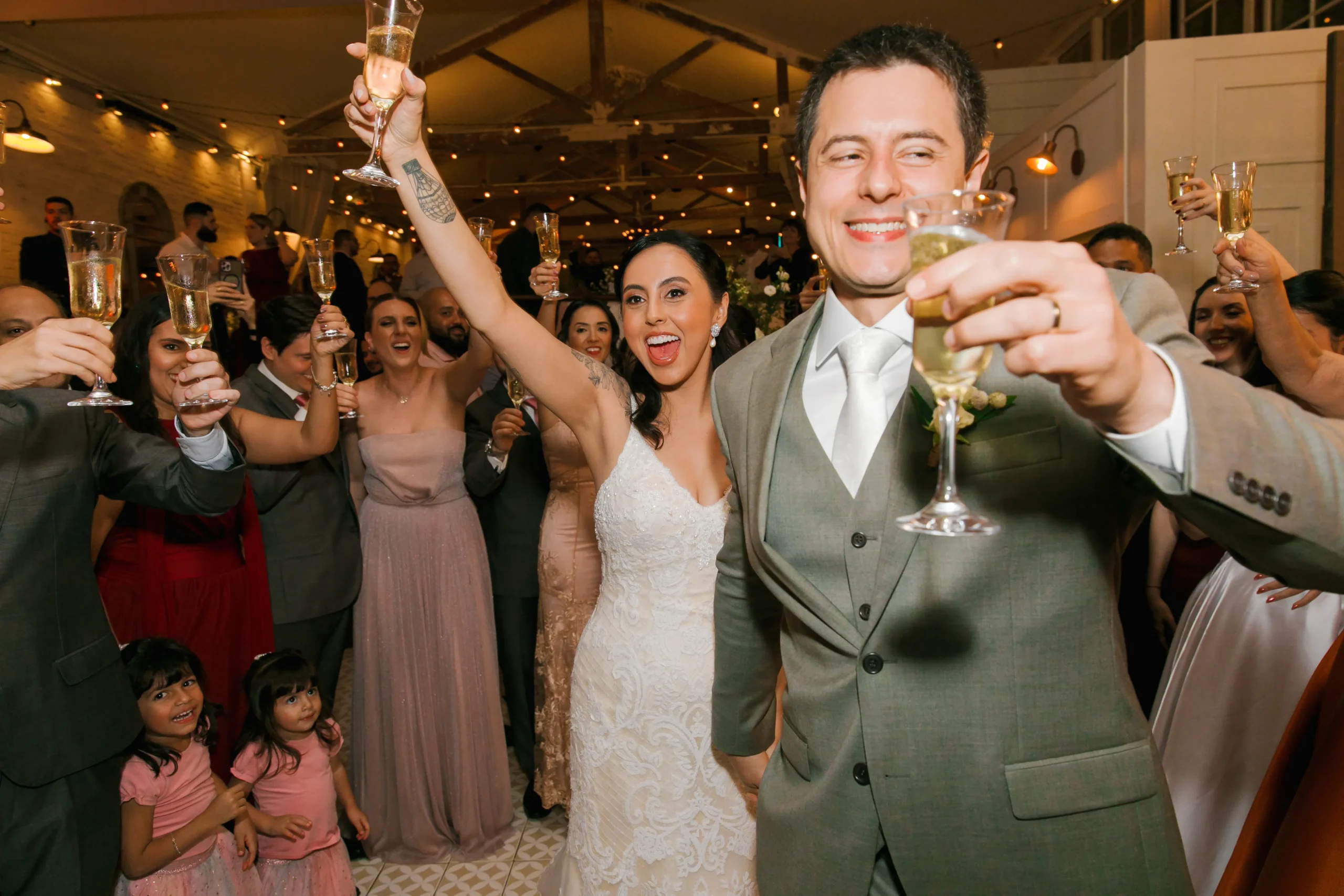 convidados dançando e celebrando na pista durante a festa de casamento no Celeiro Quintal