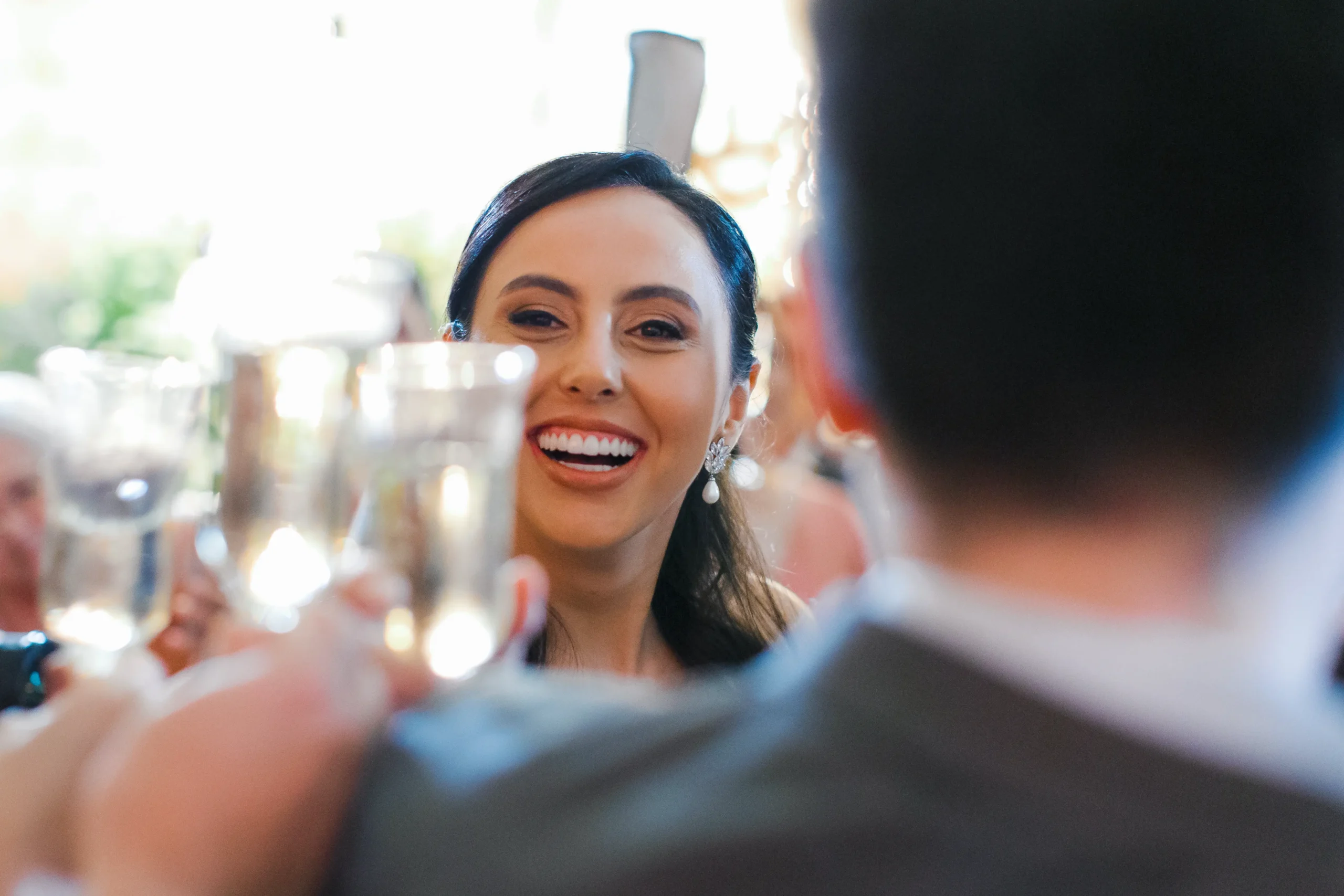 noivos comemorando com amigos na festa de casamento no Celeiro Quintal em São Paulo