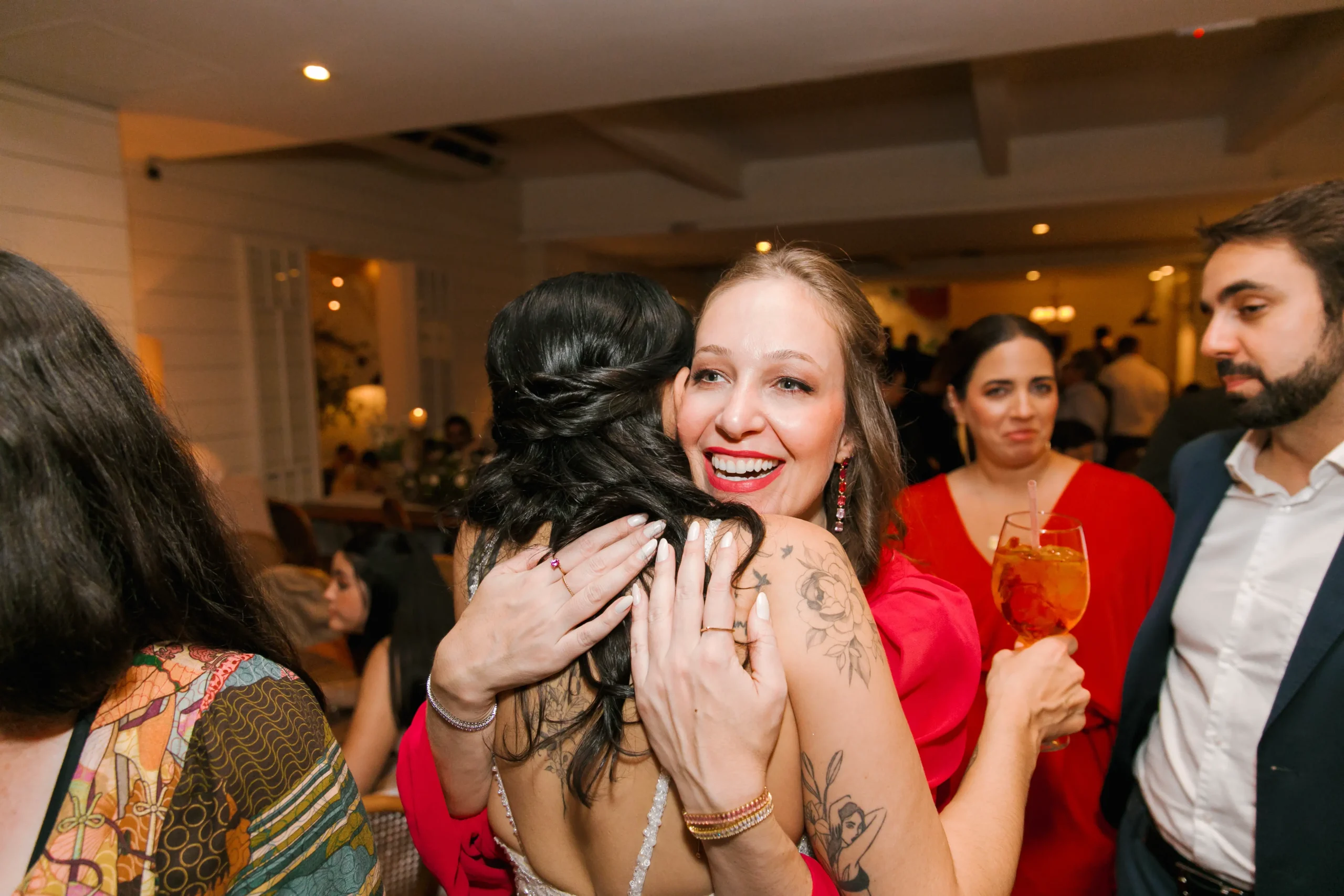 noivos abraçando convidados durante a festa no Celeiro Quintal em São Paulo