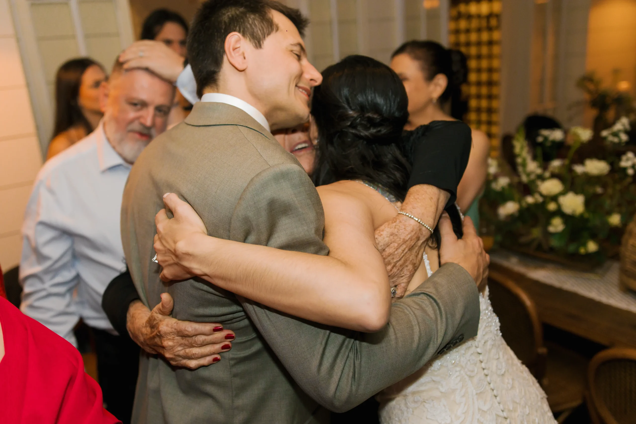 momento espontâneo da festa de casamento no Celeiro Quintal com convidados sorrindo