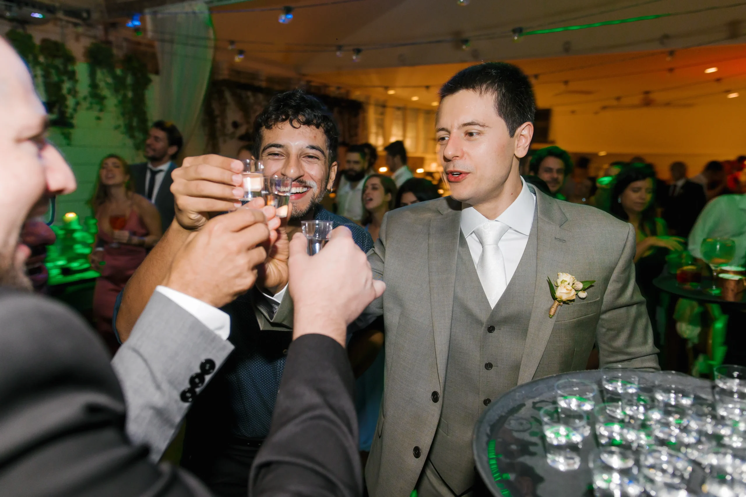 celebração noturna do casamento no Celeiro Quintal com luzes e pista cheia